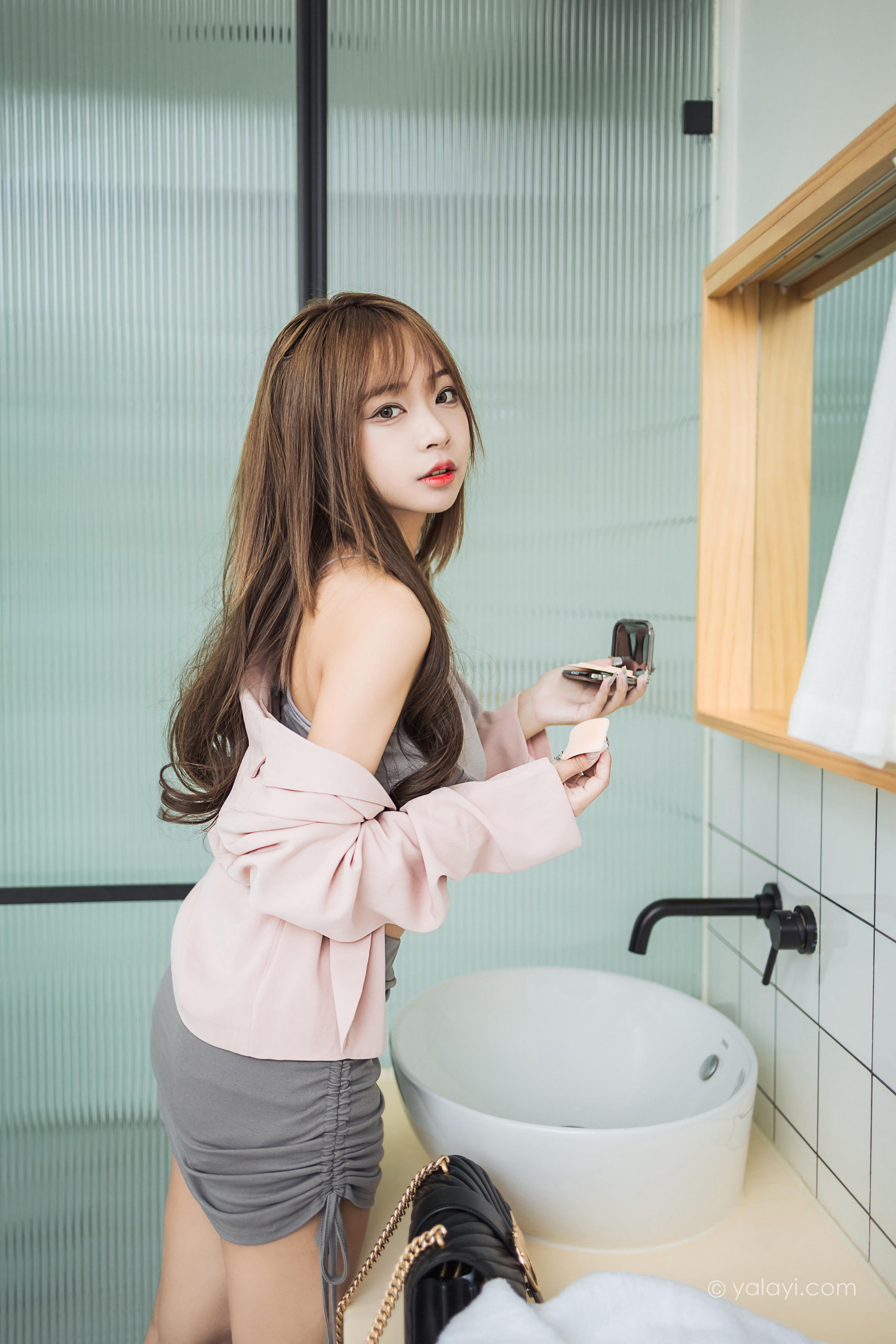 [YALAYI雅拉伊]2022.05.23 试镜 阿禾 粉色外套与灰色被服加灰色短裙清纯写真集第6张