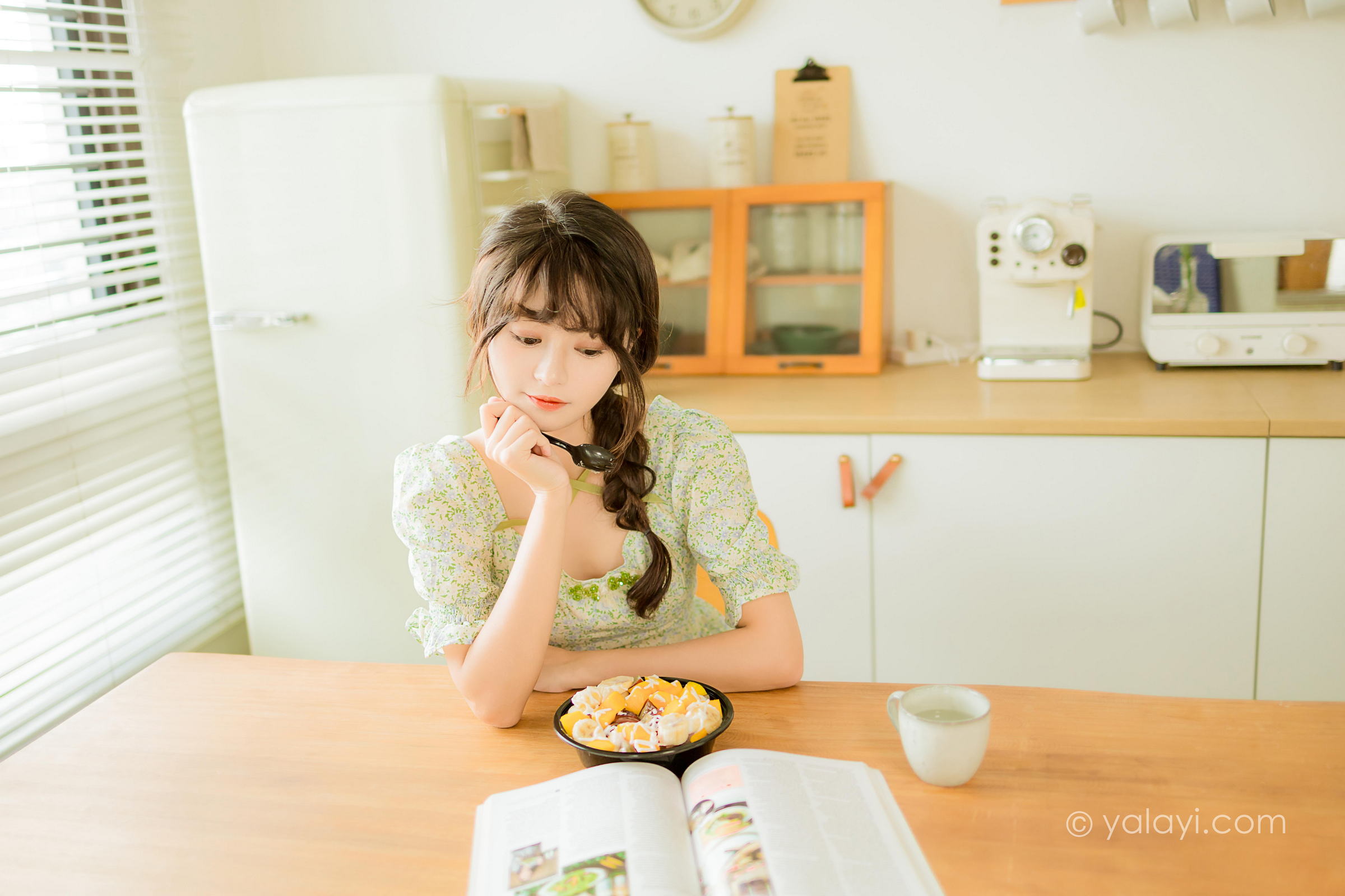 [YALAYI雅拉伊]2022.08.15 花之香 小亭 淡绿色连衣裙加肉丝美腿清纯写真集第7张