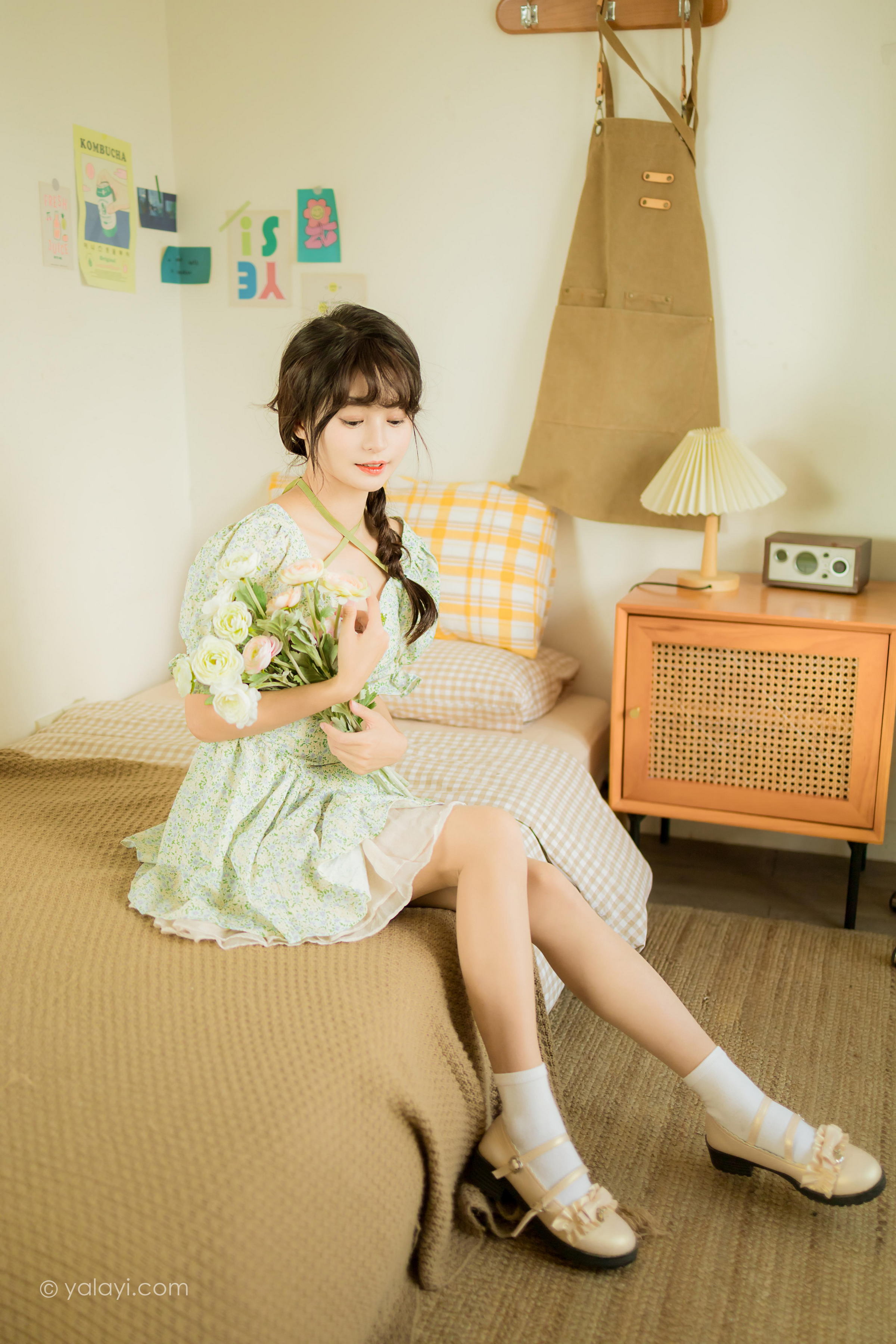 [YALAYI雅拉伊]2022.08.15 花之香 小亭 淡绿色连衣裙加肉丝美腿清纯写真集第13张
