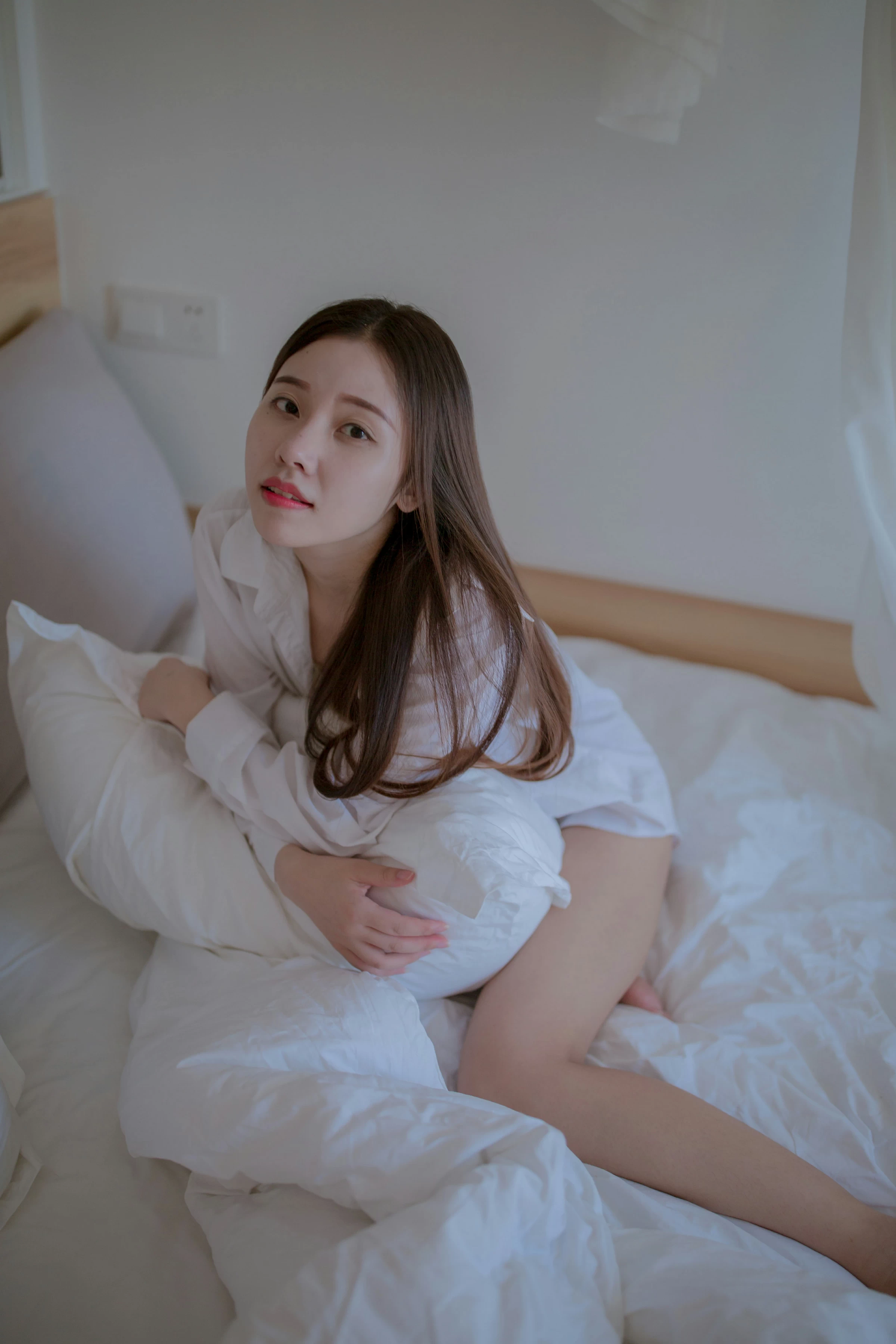 [YALAYI雅拉伊]NO.725 《空房》 秦语 白色衬衫居家性感写真集第1张