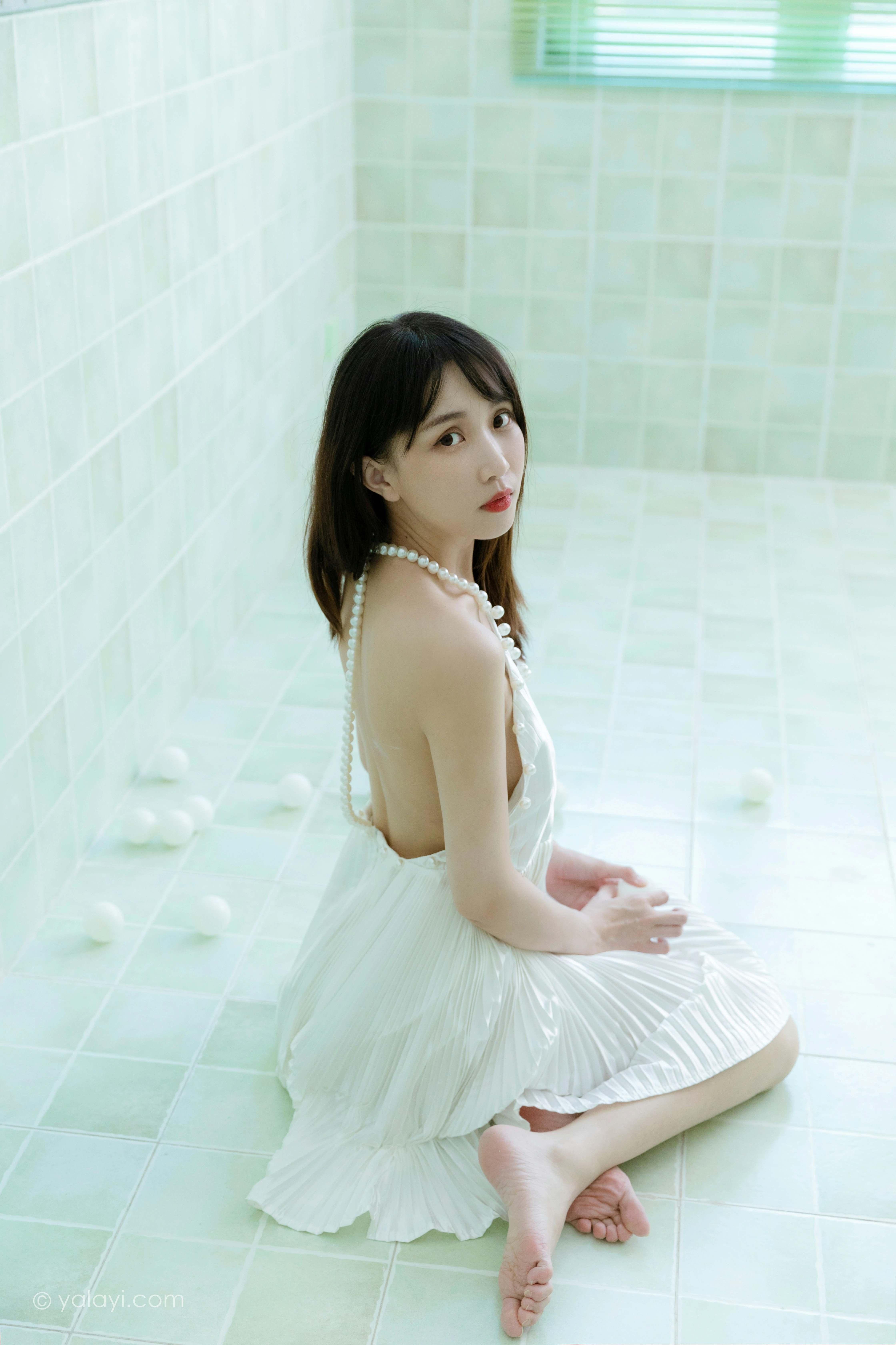 [YALAYI雅拉伊]NO.818 窗内窗外 妍妍 白色吊带裸背连衣裙性感写真集第6张