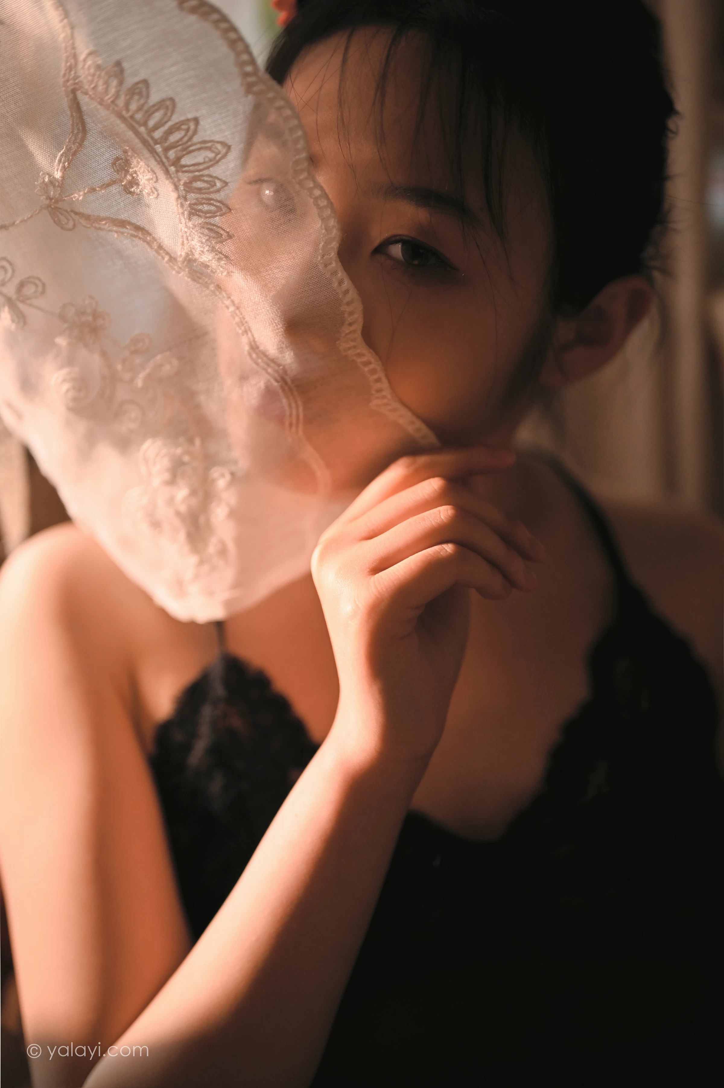 [YALAYI雅拉伊]NO.673 《剪烛西窗》 沈伊 黑色吊带蕾丝睡衣裙性感私房写真集第13张