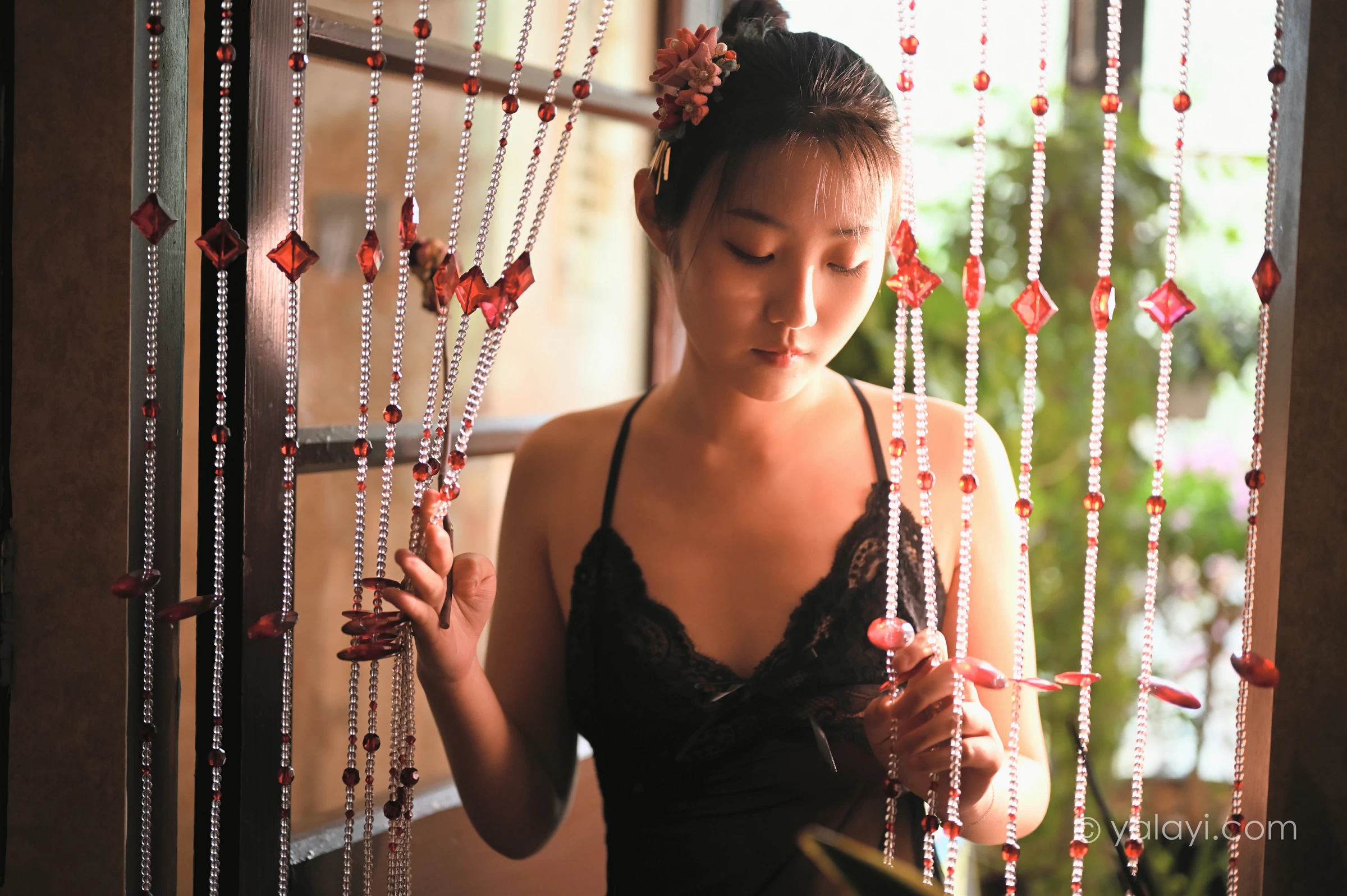 [YALAYI雅拉伊]NO.673 《剪烛西窗》 沈伊 黑色吊带蕾丝睡衣裙性感私房写真集第10张