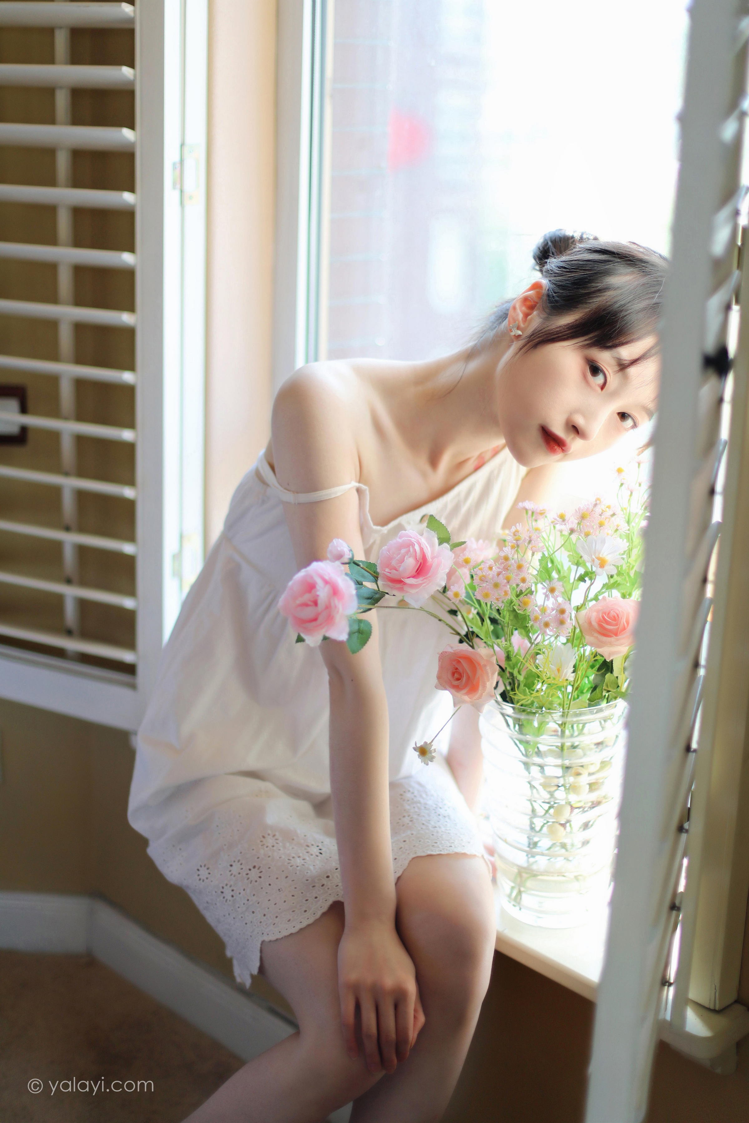 [YALAYI雅拉伊]2022.05.11 光影零乱 京京 白色吊带镂空连衣裙性感写真集第7张