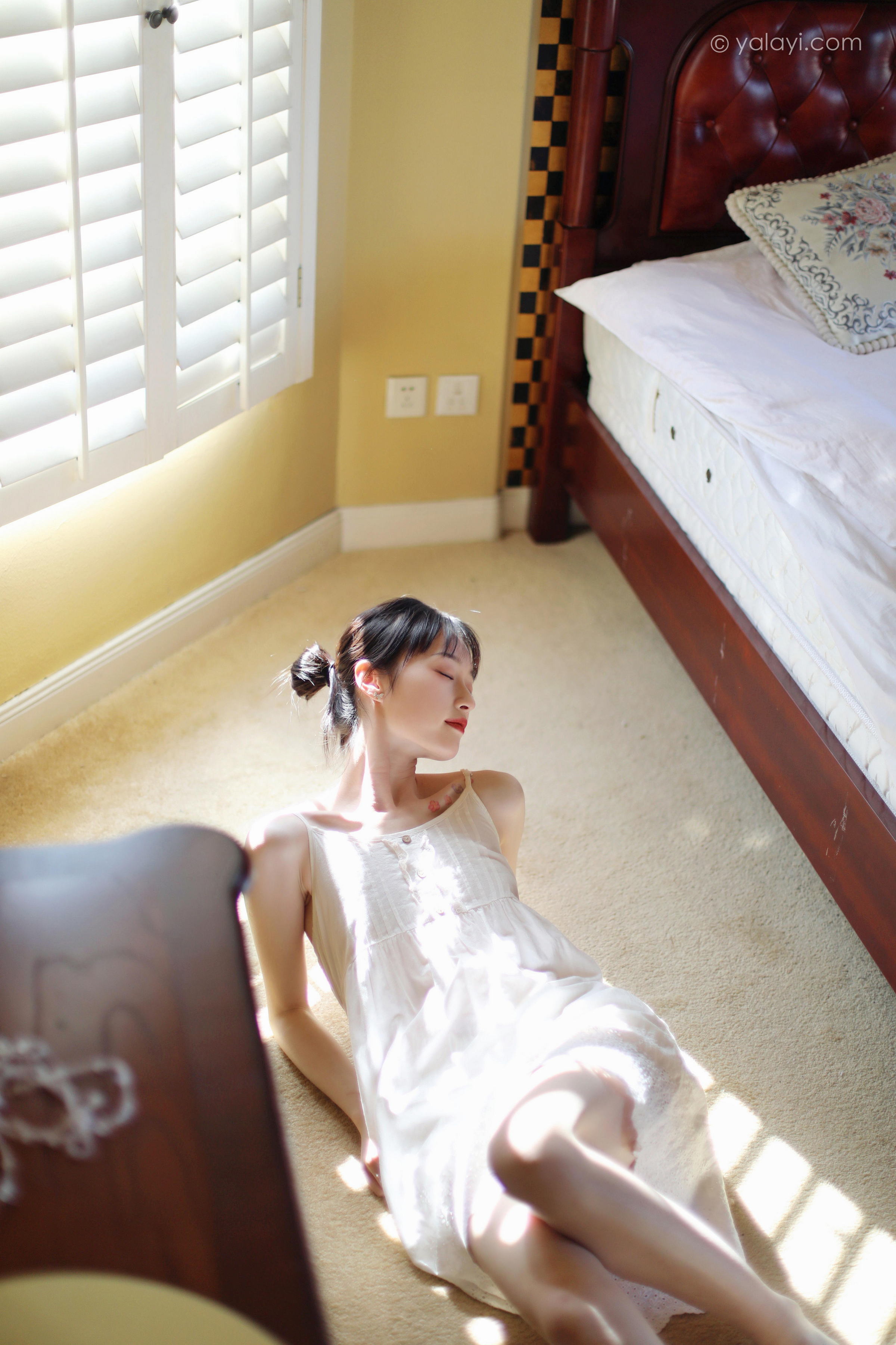 [YALAYI雅拉伊]2022.05.11 光影零乱 京京 白色吊带镂空连衣裙性感写真集第11张