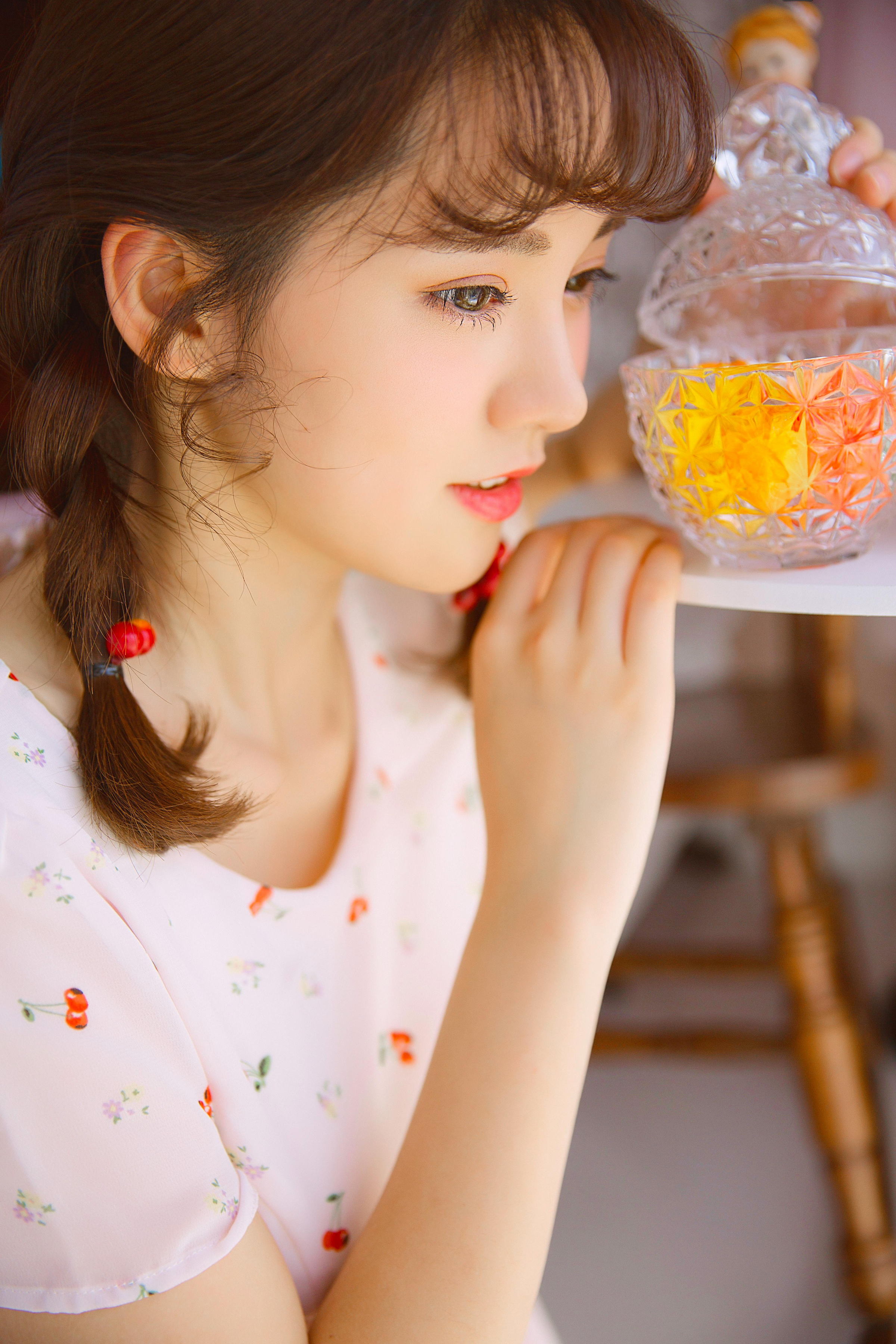 [YALAYI雅拉伊]2022.05.26 甜美少女 白色透视蕾丝连衣裙居家清纯写真集第5张