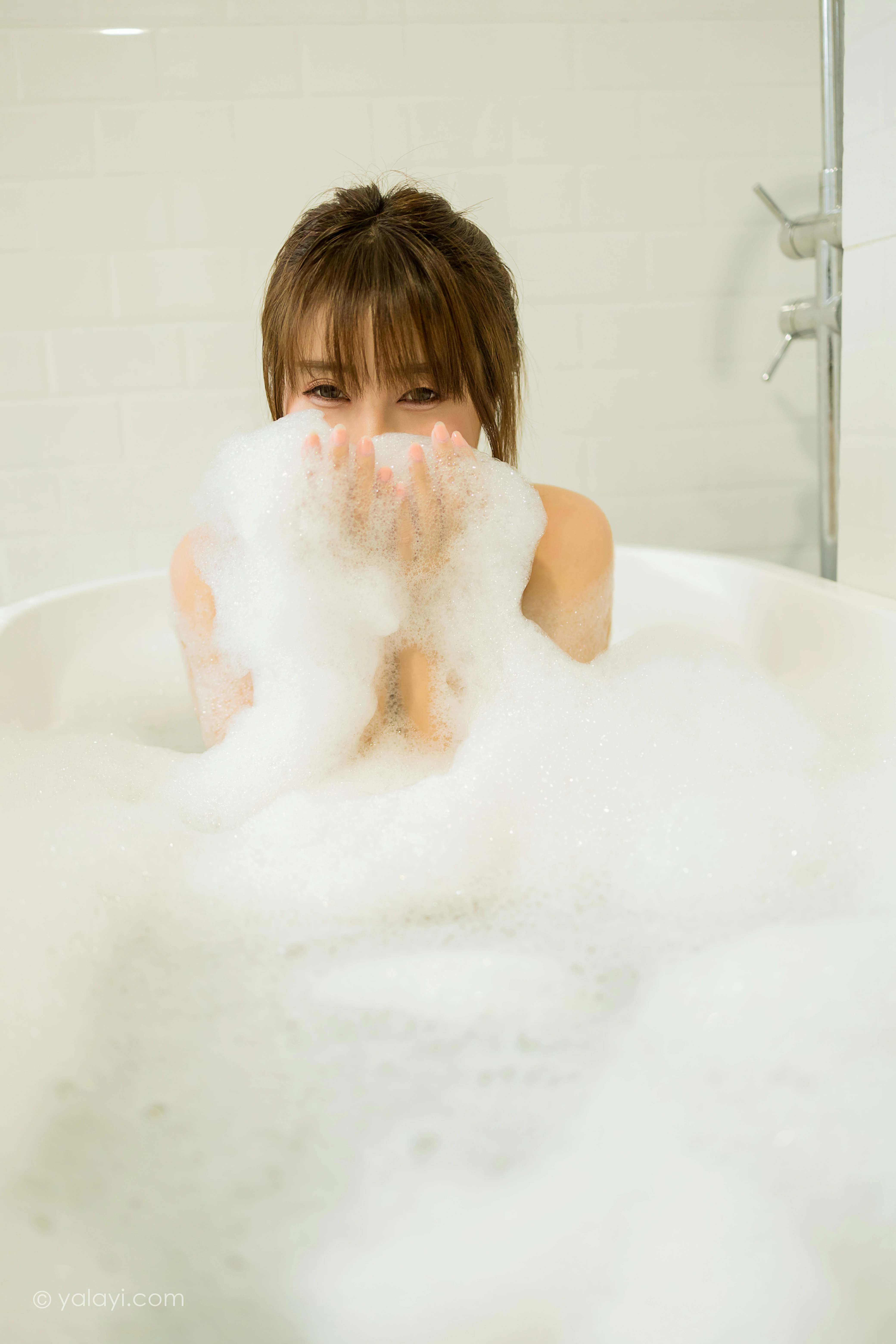 [YALAYI雅拉伊]NO.777 沐浴的快乐 虞艺 白色浴袍性感私房写真集第7张