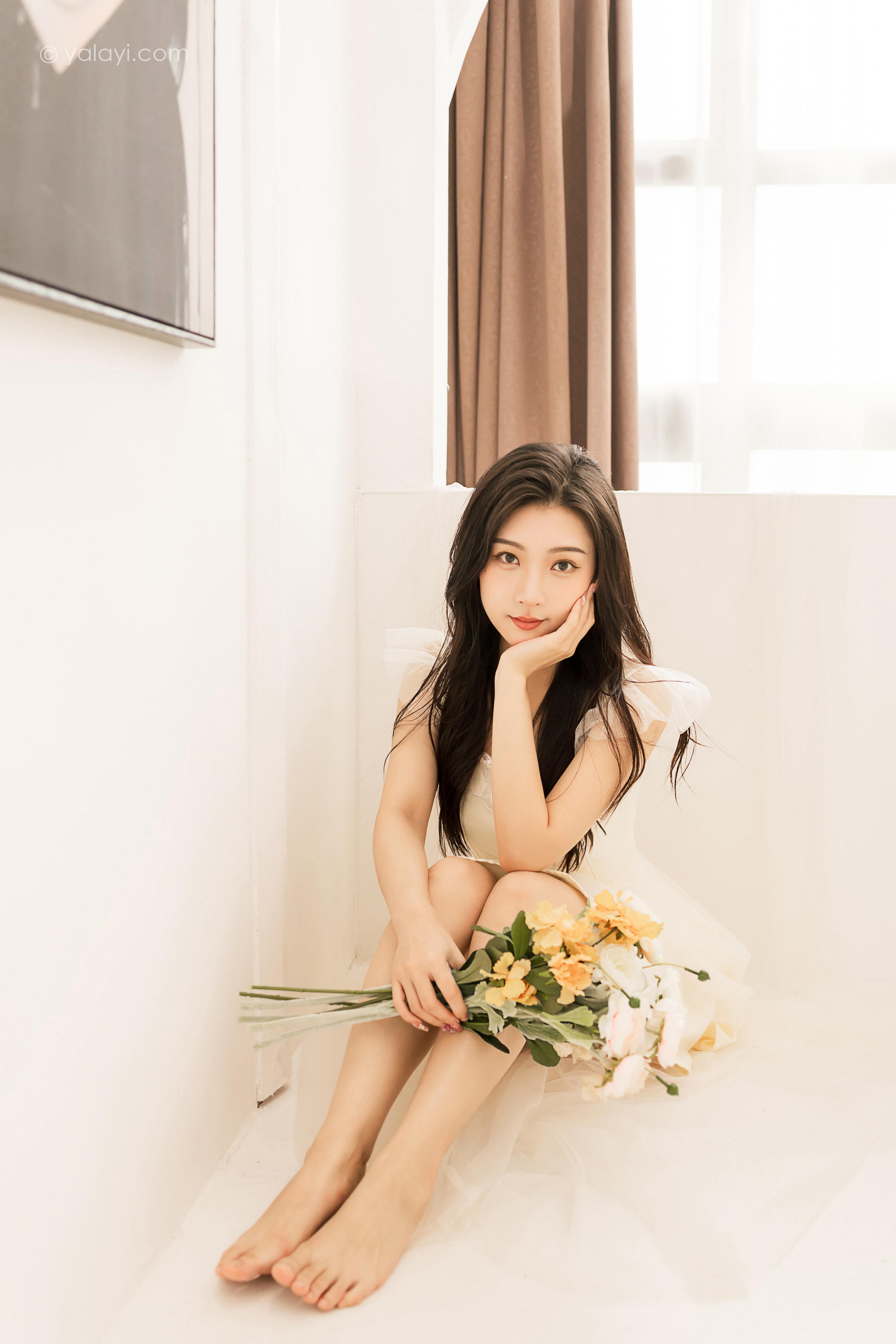 [YALAYI雅拉伊]2022.05.25 你别太迷人 徐小云 白色连衣裙居家清纯写真集第1张