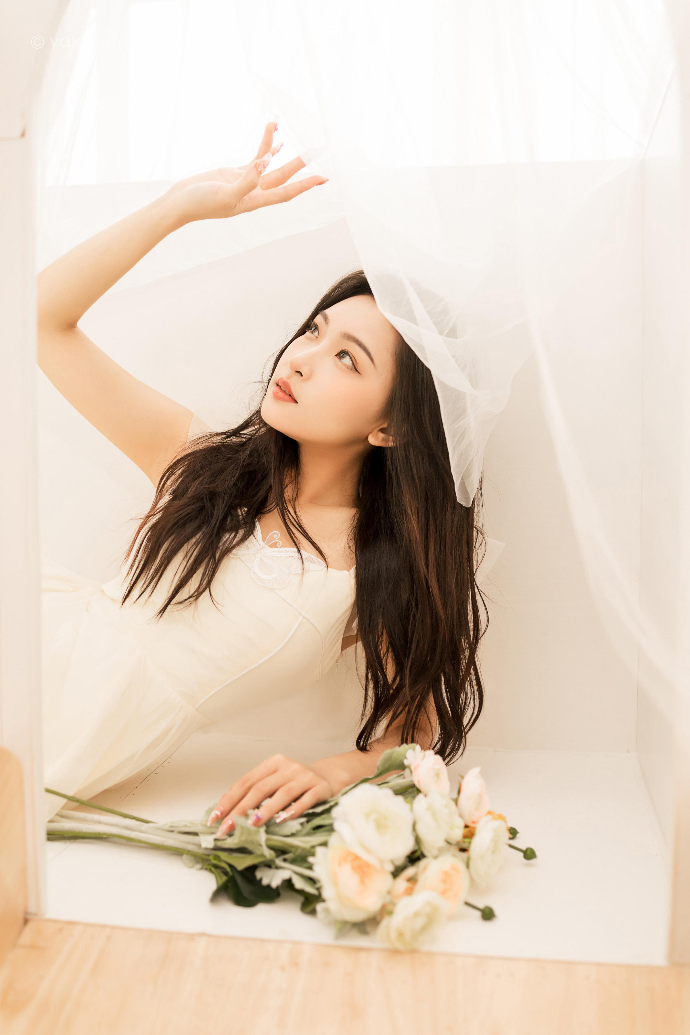[YALAYI雅拉伊]2022.05.25 你别太迷人 徐小云 白色连衣裙居家清纯写真集第6张