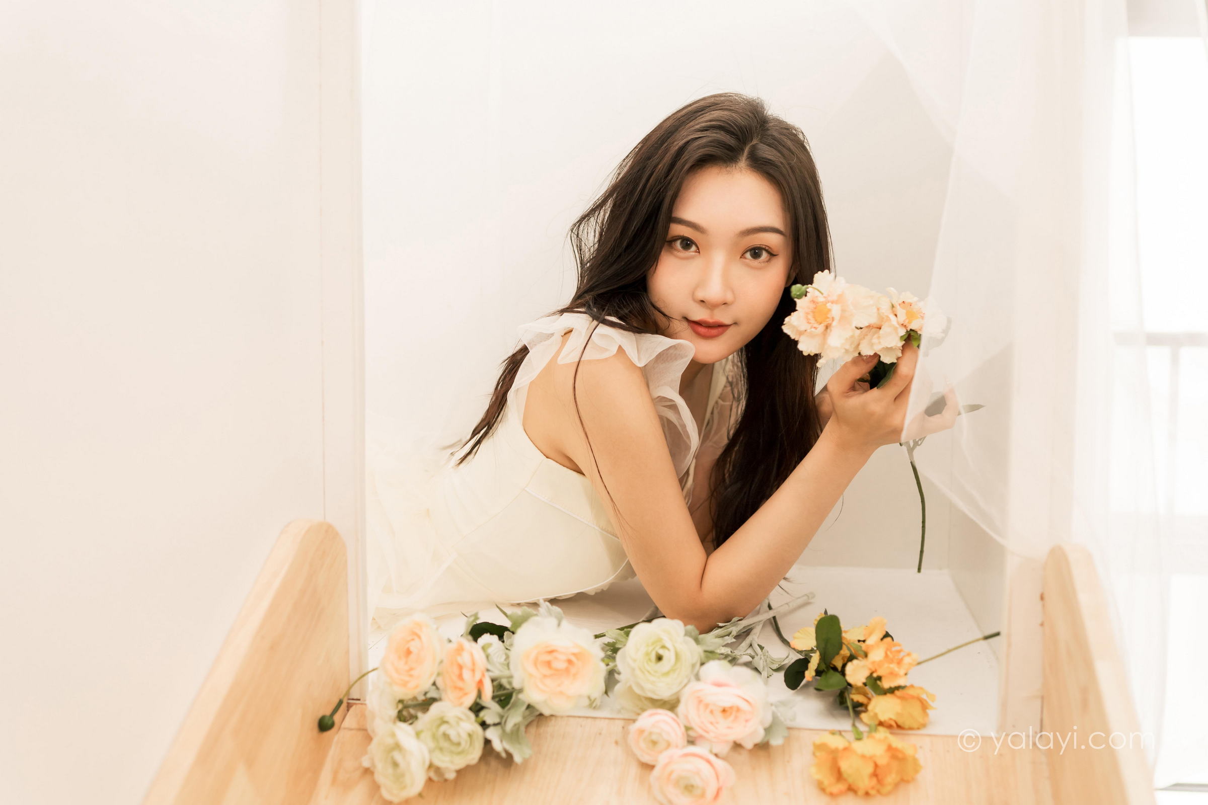 [YALAYI雅拉伊]2022.05.25 你别太迷人 徐小云 白色连衣裙居家清纯写真集第8张
