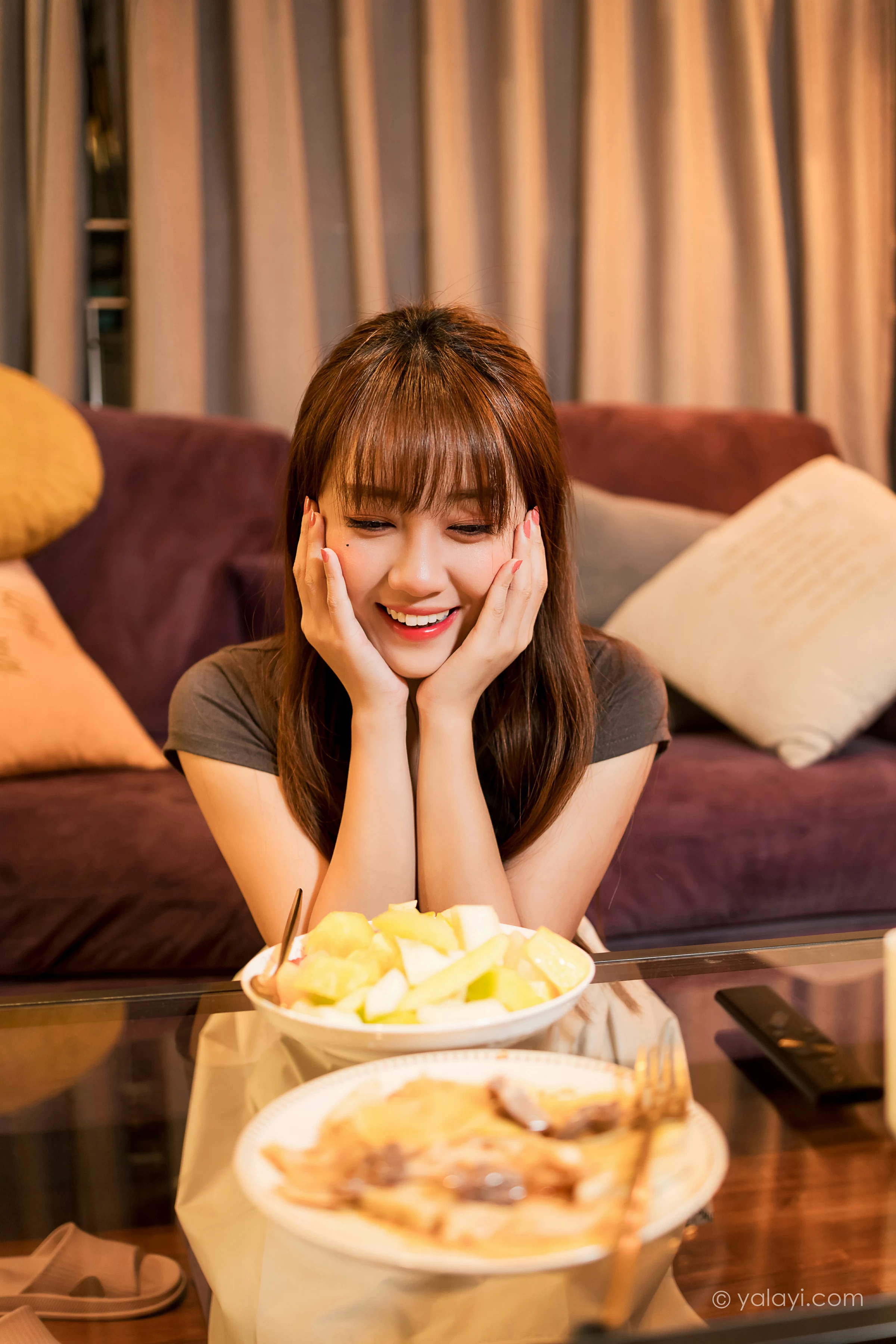 [YALAYI雅拉伊]NO.745 《下班的诱惑》 虞艺 棕色短袖加灰色碎花短裙居家性感写真集第8张