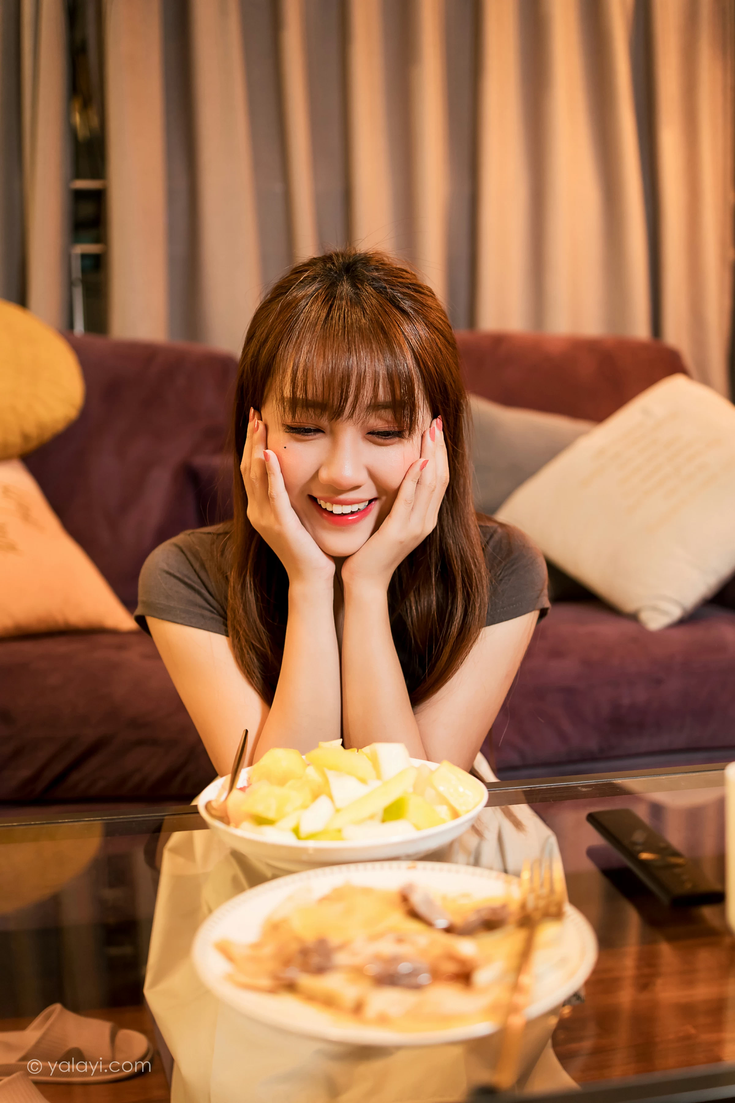 [YALAYI雅拉伊]NO.745 《下班的诱惑》 虞艺 棕色短袖加灰色碎花短裙居家性感写真集第16张