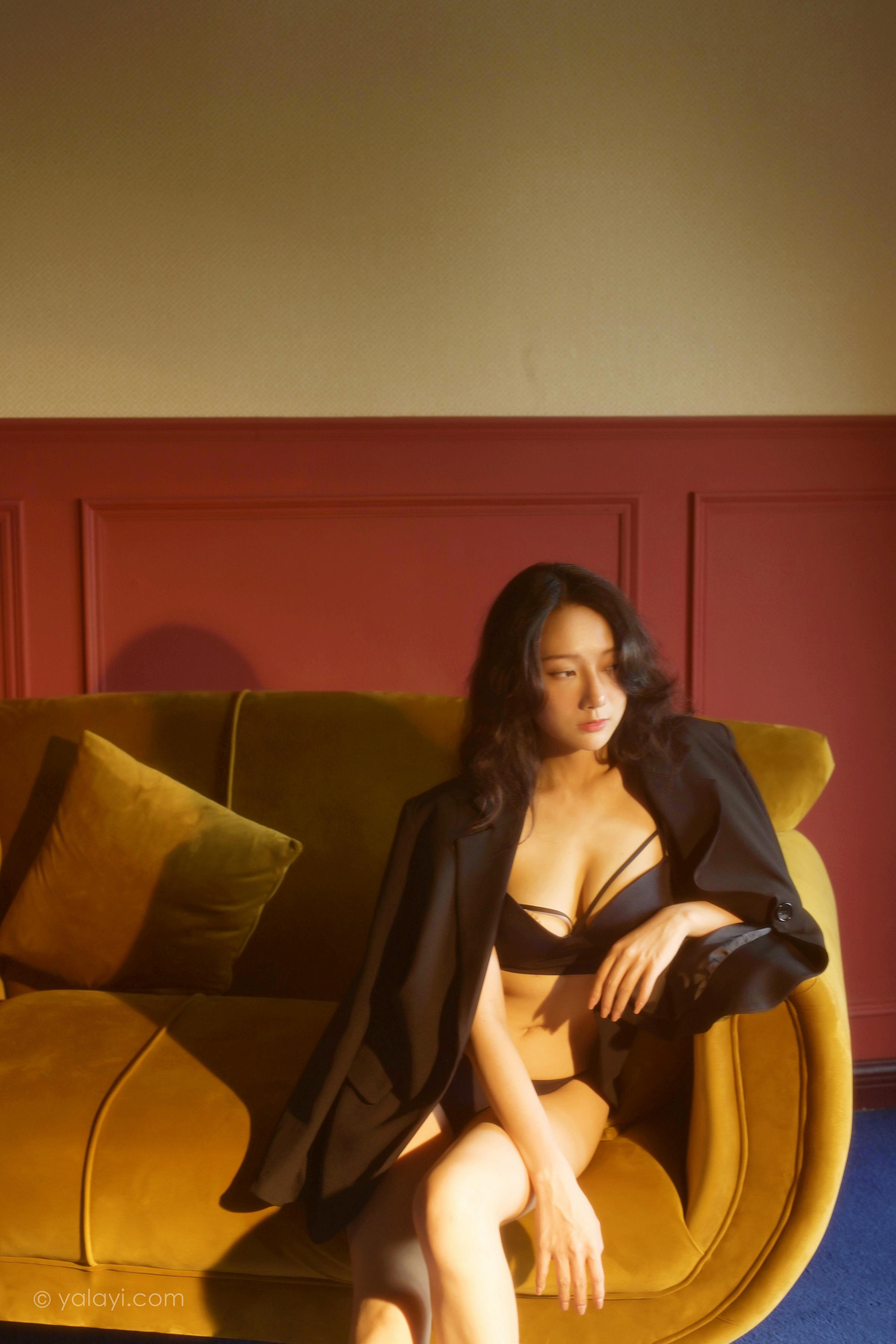 [YALAYI雅拉伊]2022.06.23 人生寂寞 何嘉颖 黑色外套加内衣性感私房写真集第2张