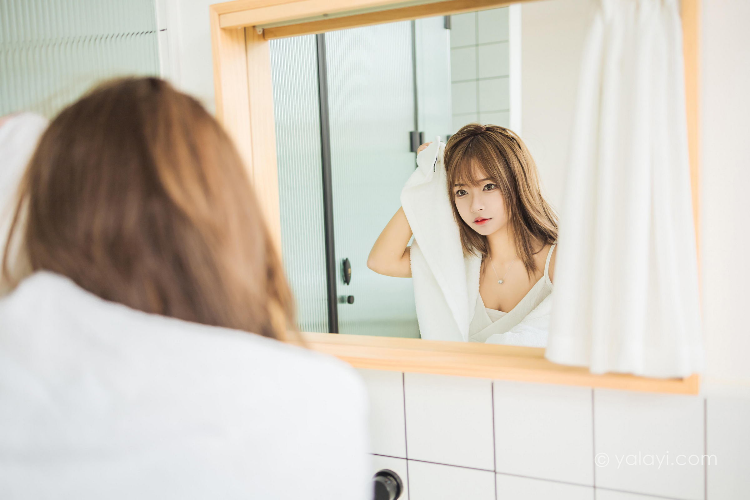 [YALAYI雅拉伊]2022.05.13 小女友 阿禾 白色吊带睡衣裙性感写真集第13张