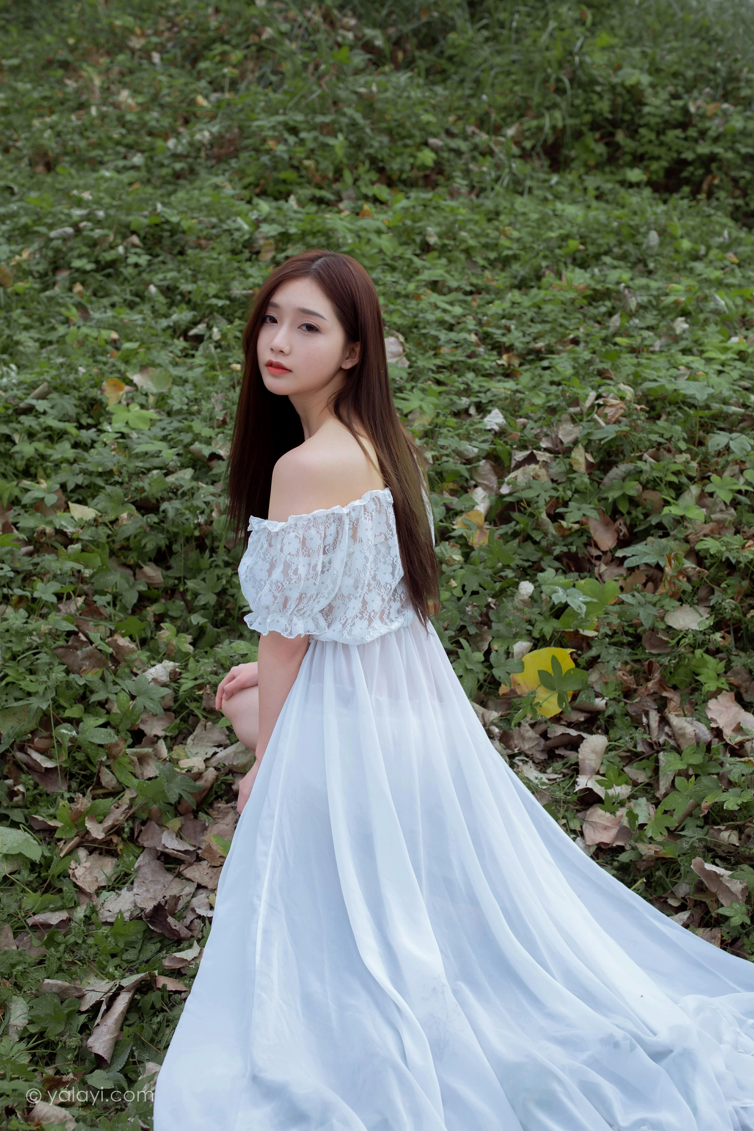 [YALAYI雅拉伊]NO.726 《找自己》 徐徐 白色抹胸蕾丝连衣裙加透视情趣内衣性感私房写真集第2张