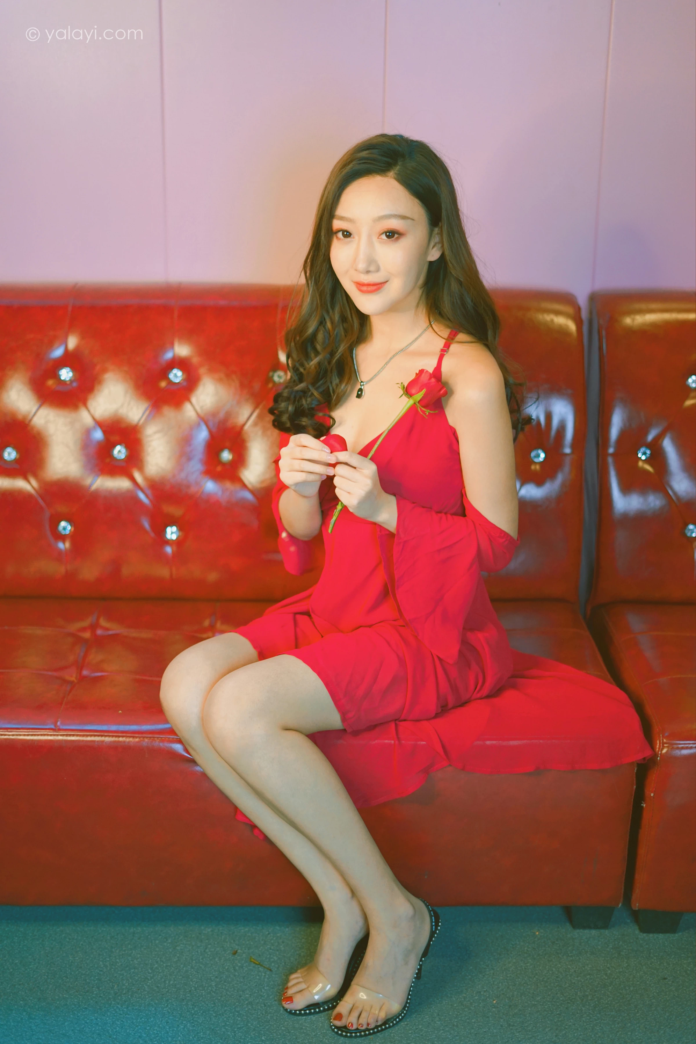 [YALAYI雅拉伊]2021.12.09 美好时光莫辜负 蕊思 红色吊带礼服裙性感私房写真集第2张