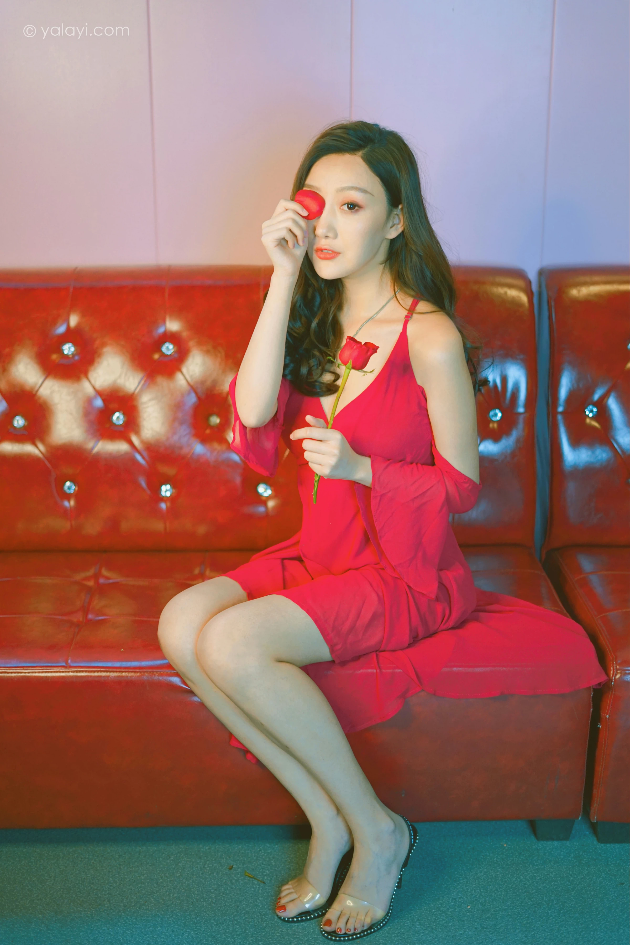 [YALAYI雅拉伊]2021.12.09 美好时光莫辜负 蕊思 红色吊带礼服裙性感私房写真集第1张