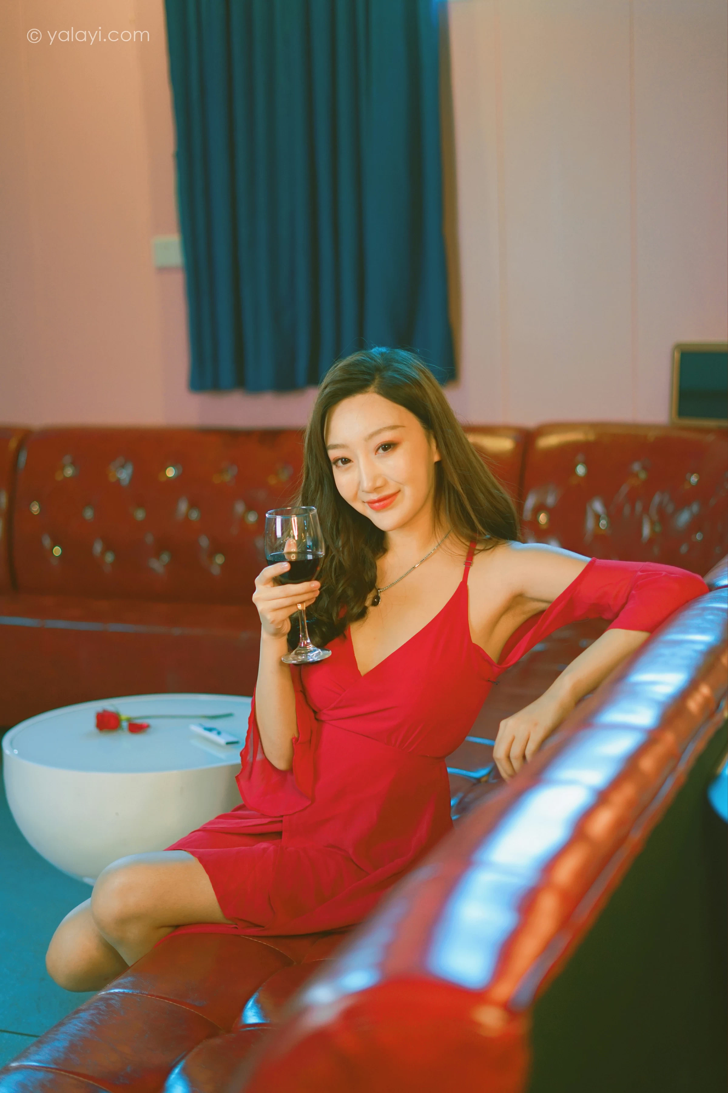 [YALAYI雅拉伊]2021.12.09 美好时光莫辜负 蕊思 红色吊带礼服裙性感私房写真集第6张