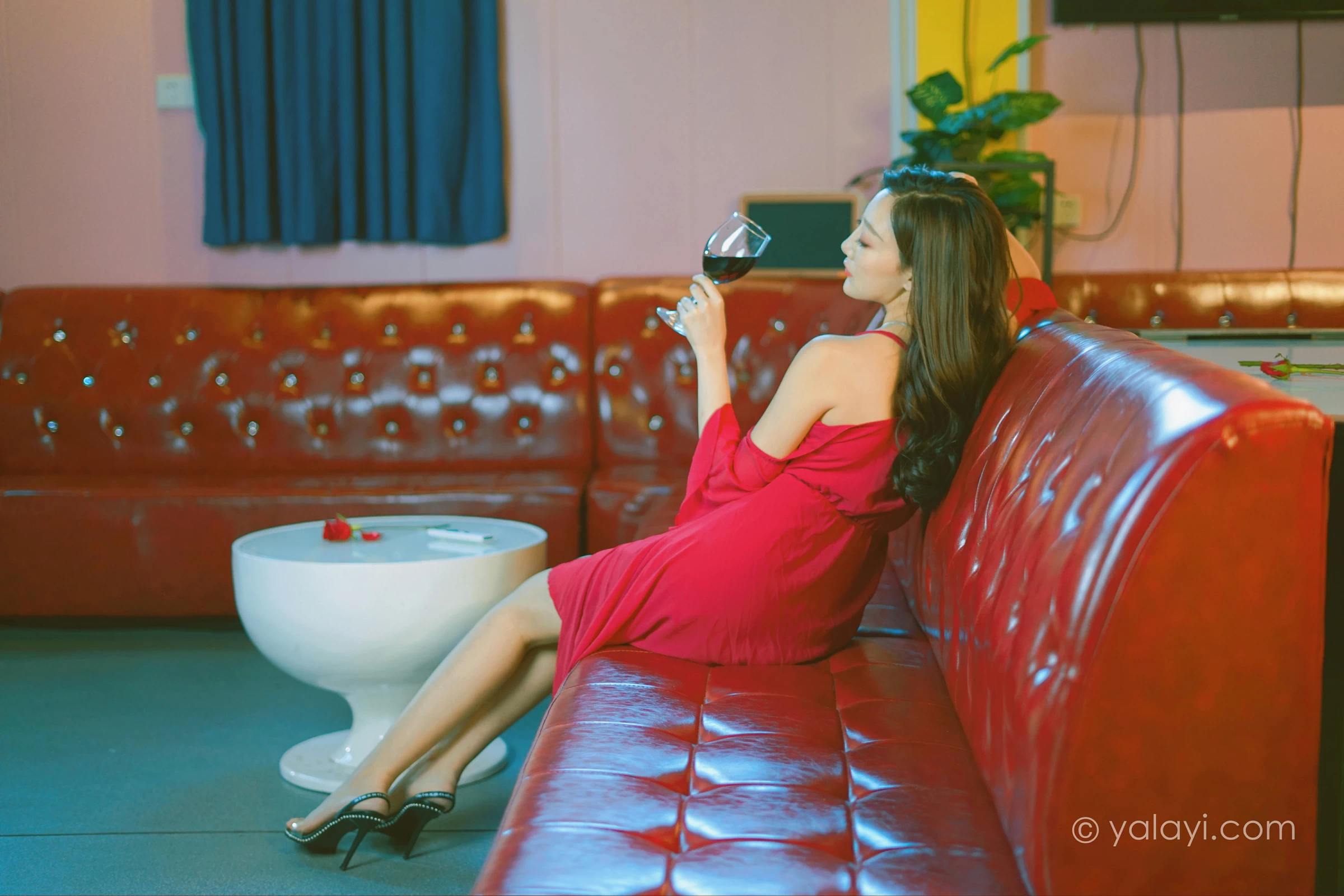 [YALAYI雅拉伊]2021.12.09 美好时光莫辜负 蕊思 红色吊带礼服裙性感私房写真集第9张