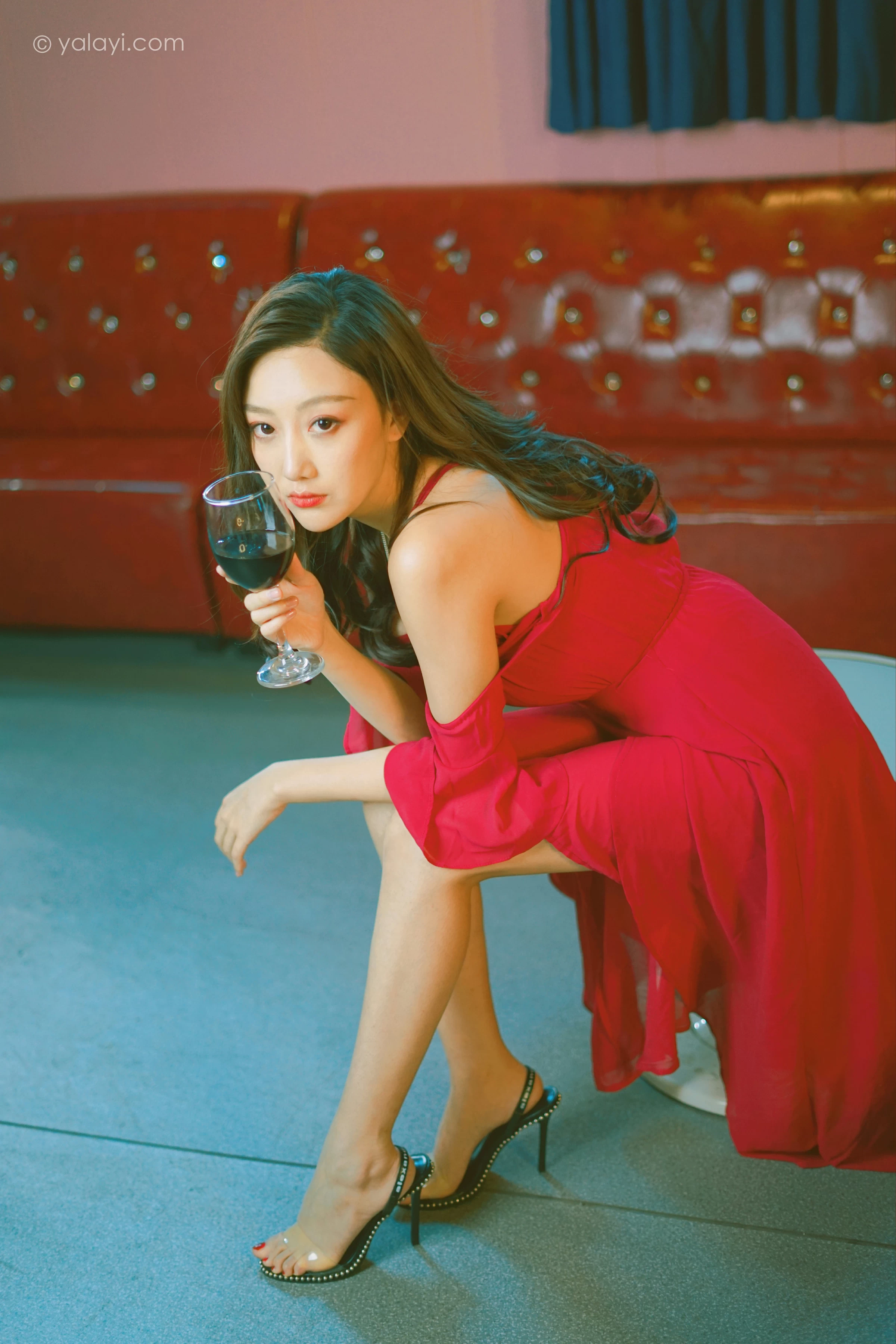 [YALAYI雅拉伊]2021.12.09 美好时光莫辜负 蕊思 红色吊带礼服裙性感私房写真集第14张
