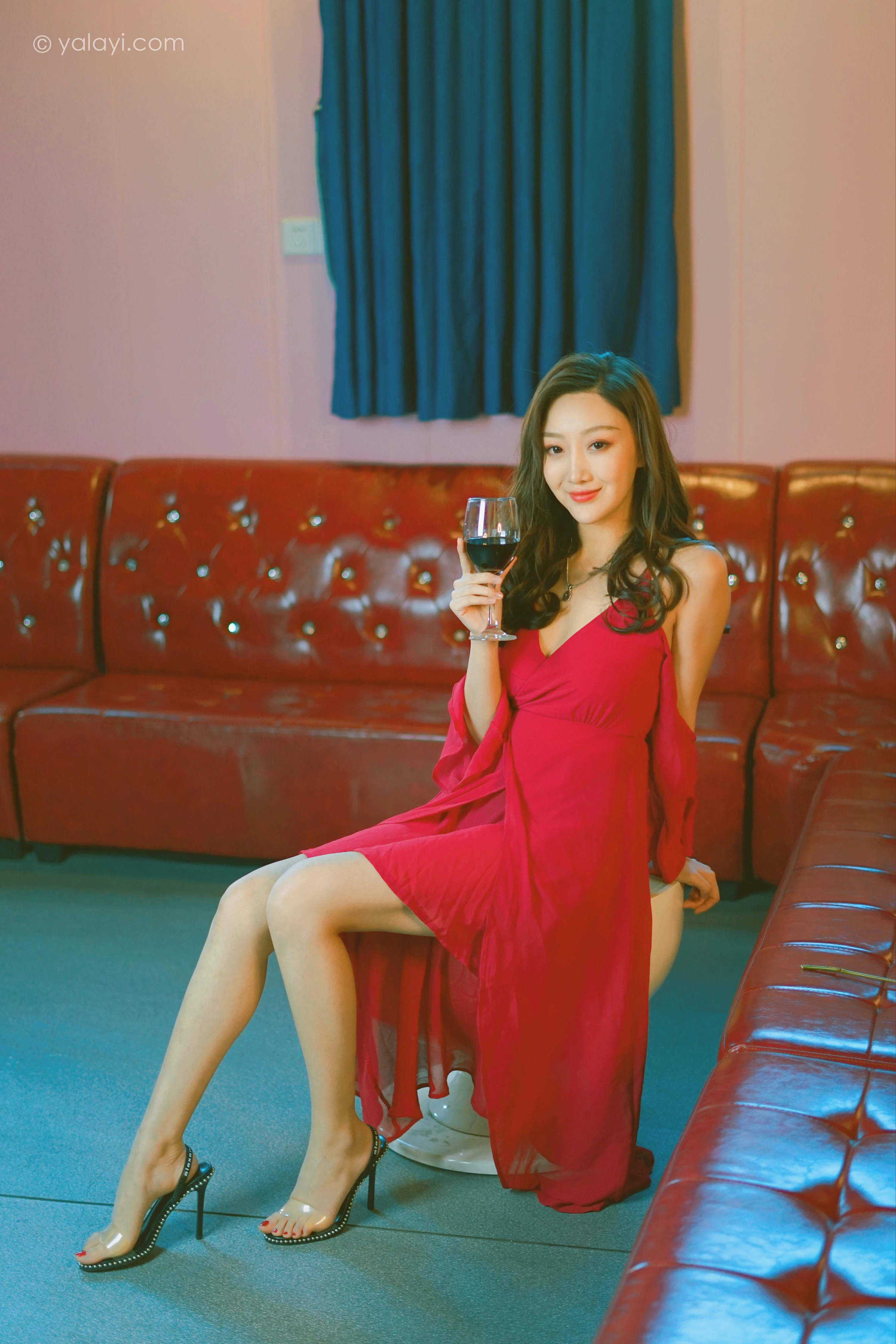 [YALAYI雅拉伊]2021.12.09 美好时光莫辜负 蕊思 红色吊带礼服裙性感私房写真集第15张