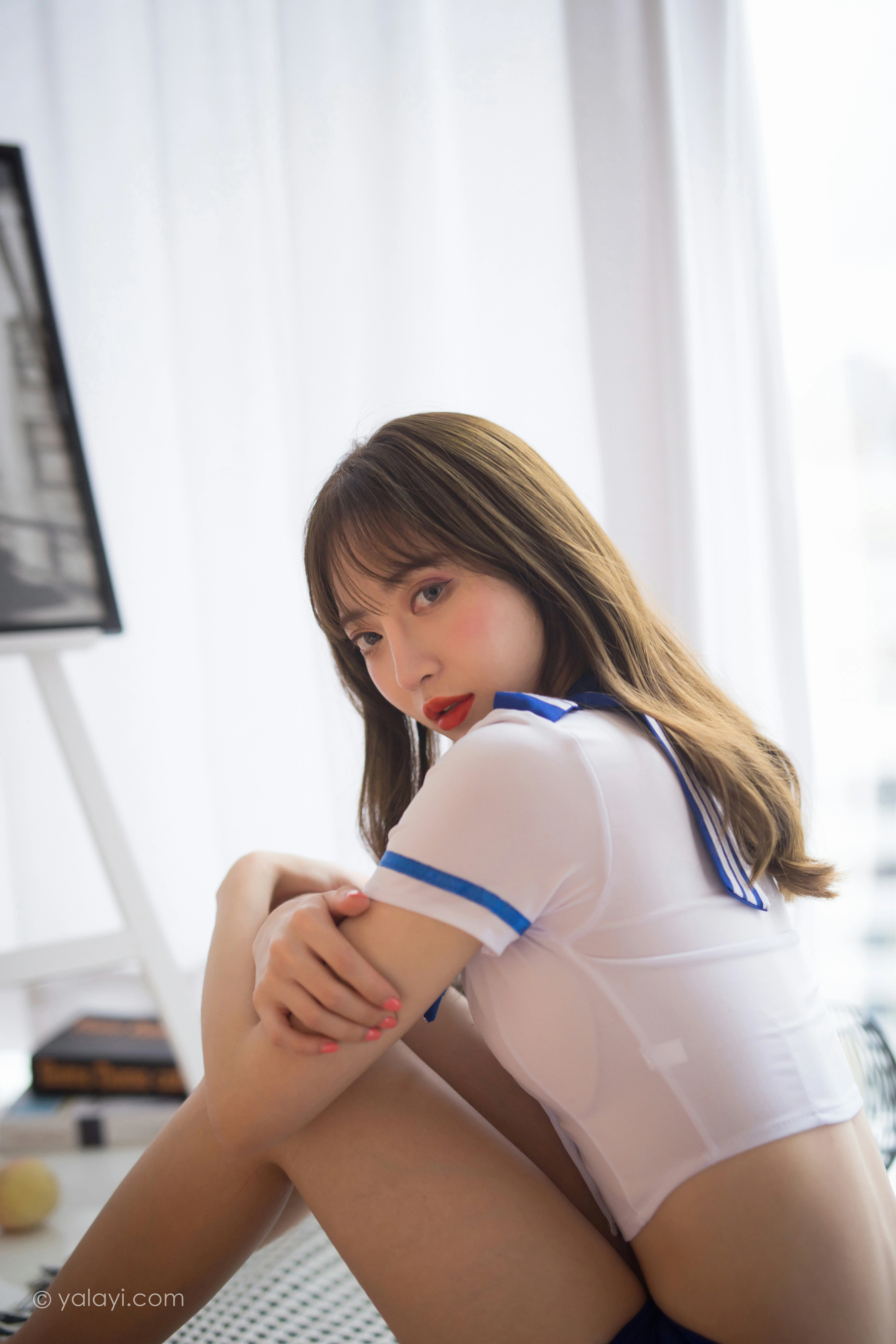 [YALAYI雅拉伊]NO.819 空中玩家 妍妍 性感情趣空姐制服加蓝色短裙私房写真集第3张