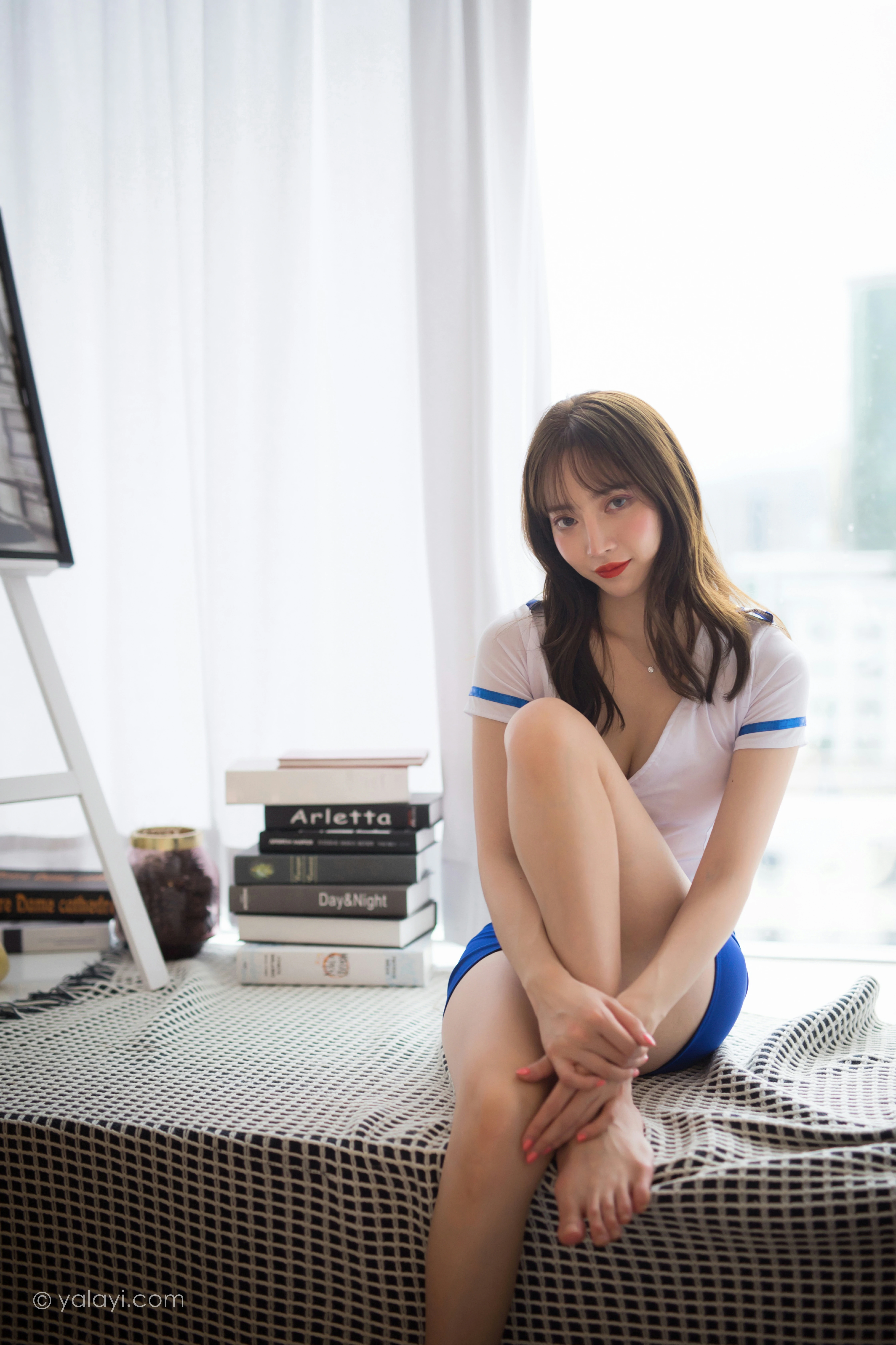[YALAYI雅拉伊]NO.819 空中玩家 妍妍 性感情趣空姐制服加蓝色短裙私房写真集第7张