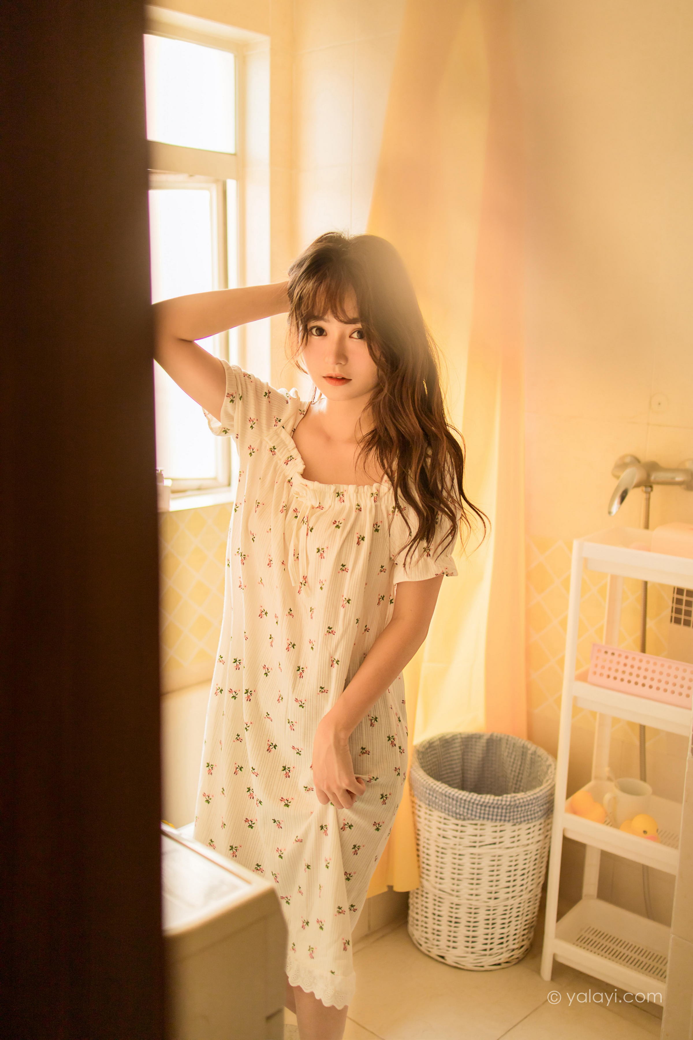 [YALAYI雅拉伊]2022.04.20 可爱的女孩 小亭 白色连身睡衣裙居家清纯写真集第14张