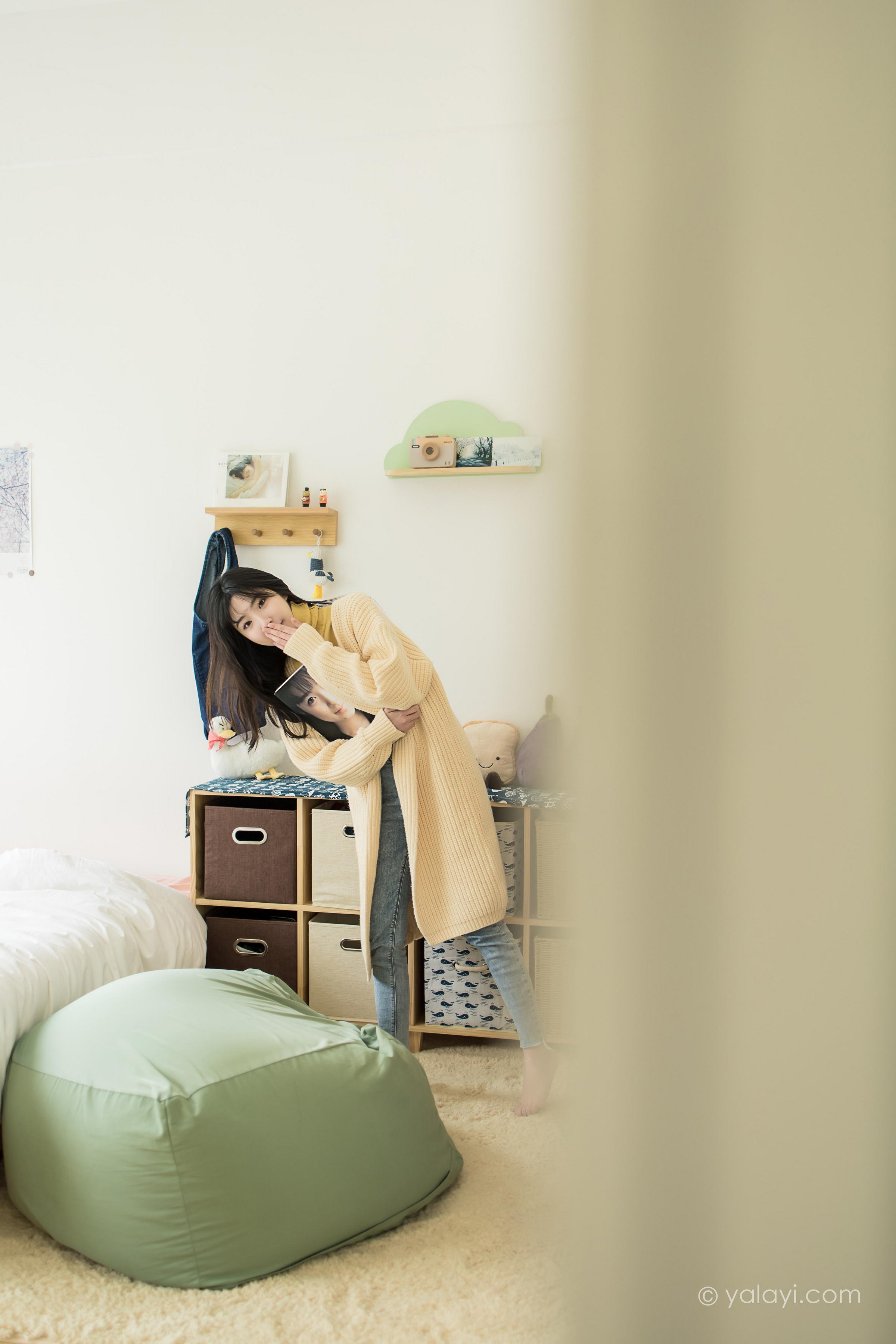 [YALAYI雅拉伊]2022.03.04 玉兰花 小乔 黄色毛衣加紧身牛仔裤居家清纯写真集第12张