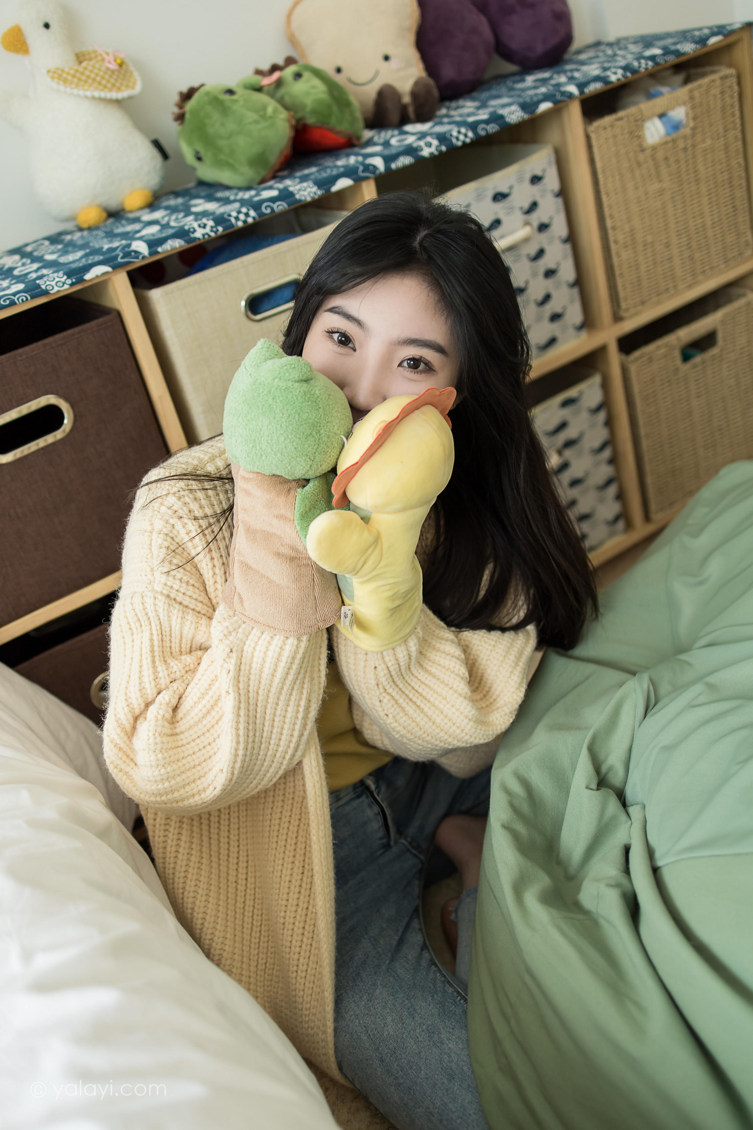 [YALAYI雅拉伊]2022.03.04 玉兰花 小乔 黄色毛衣加紧身牛仔裤居家清纯写真集第4张