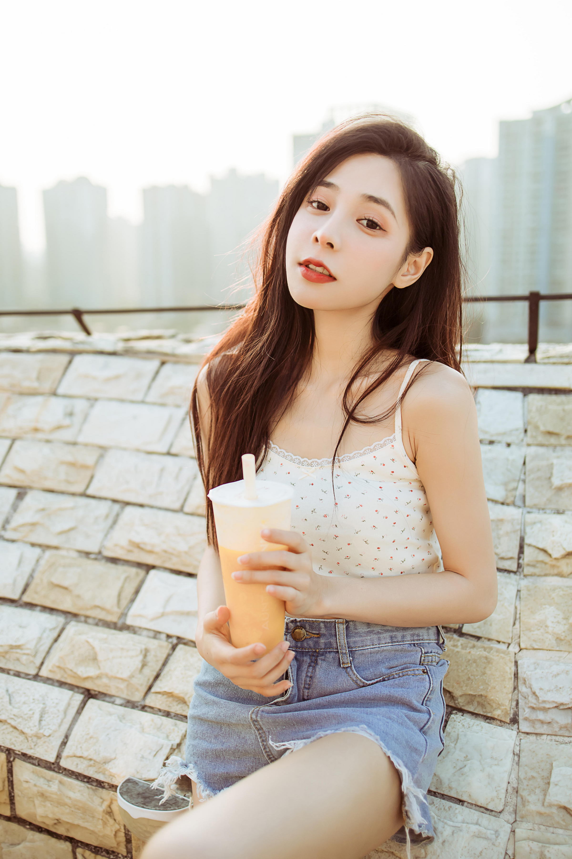 [YALAYI雅拉伊]2022.02.12 暖心情话 诗咏 白色蕾丝小背心加牛仔短裤性感私房写真集第14张