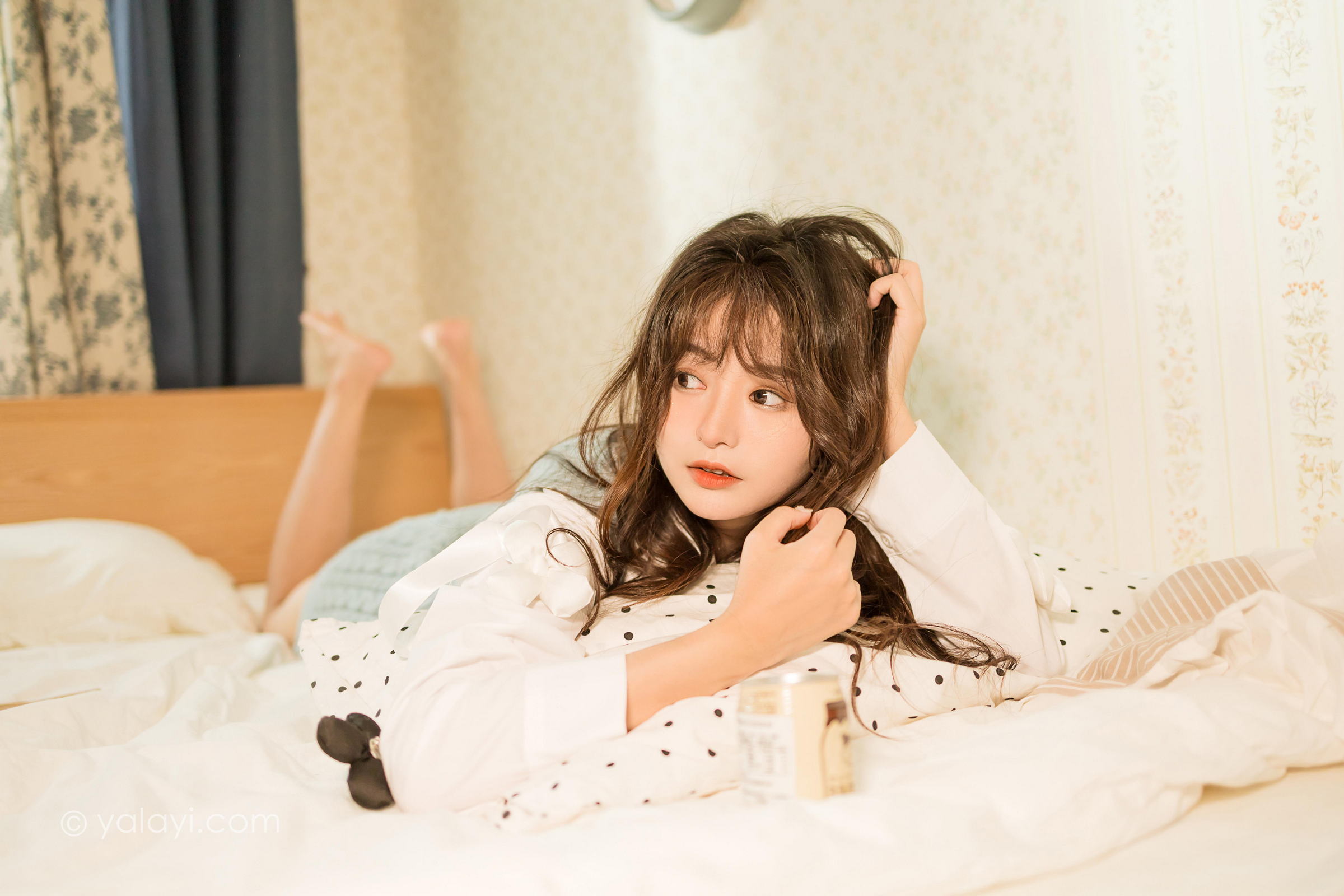 [YALAYI雅拉伊]2022.05.18 微微一笑 小亭 灰色镂空毛衣裙加白色衬衫清纯写真集第8张