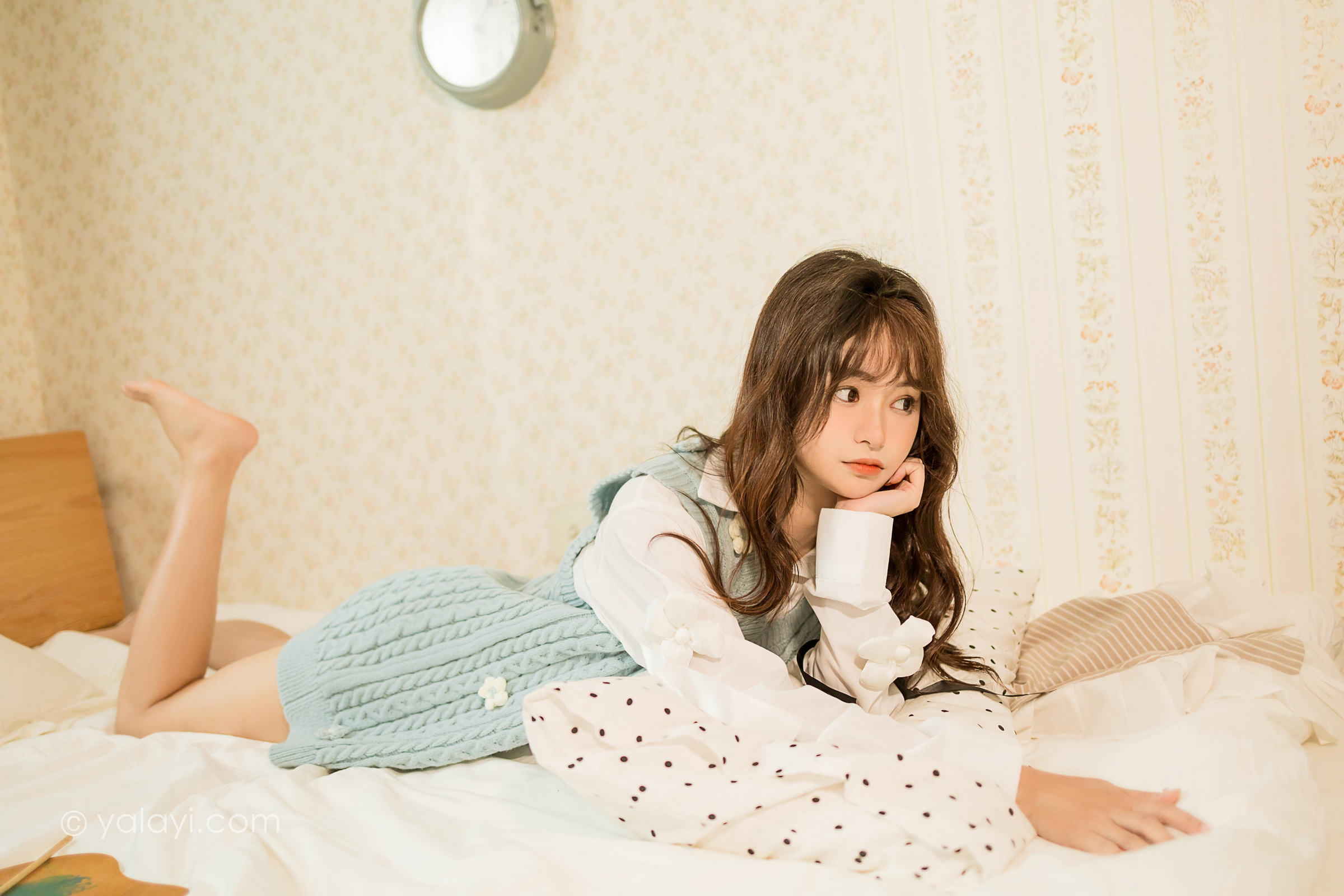 [YALAYI雅拉伊]2022.05.18 微微一笑 小亭 灰色镂空毛衣裙加白色衬衫清纯写真集第5张