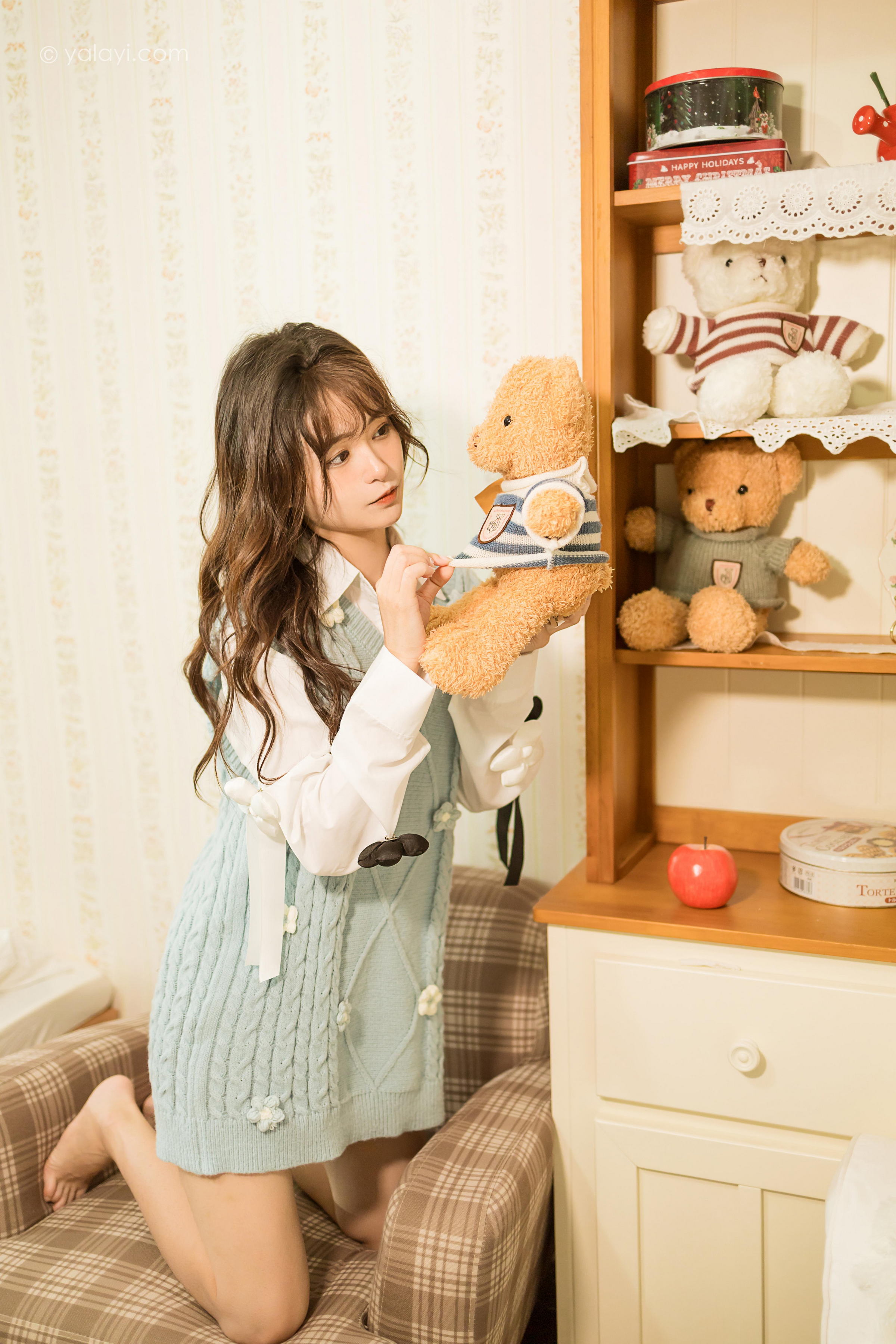 [YALAYI雅拉伊]2022.05.18 微微一笑 小亭 灰色镂空毛衣裙加白色衬衫清纯写真集第11张