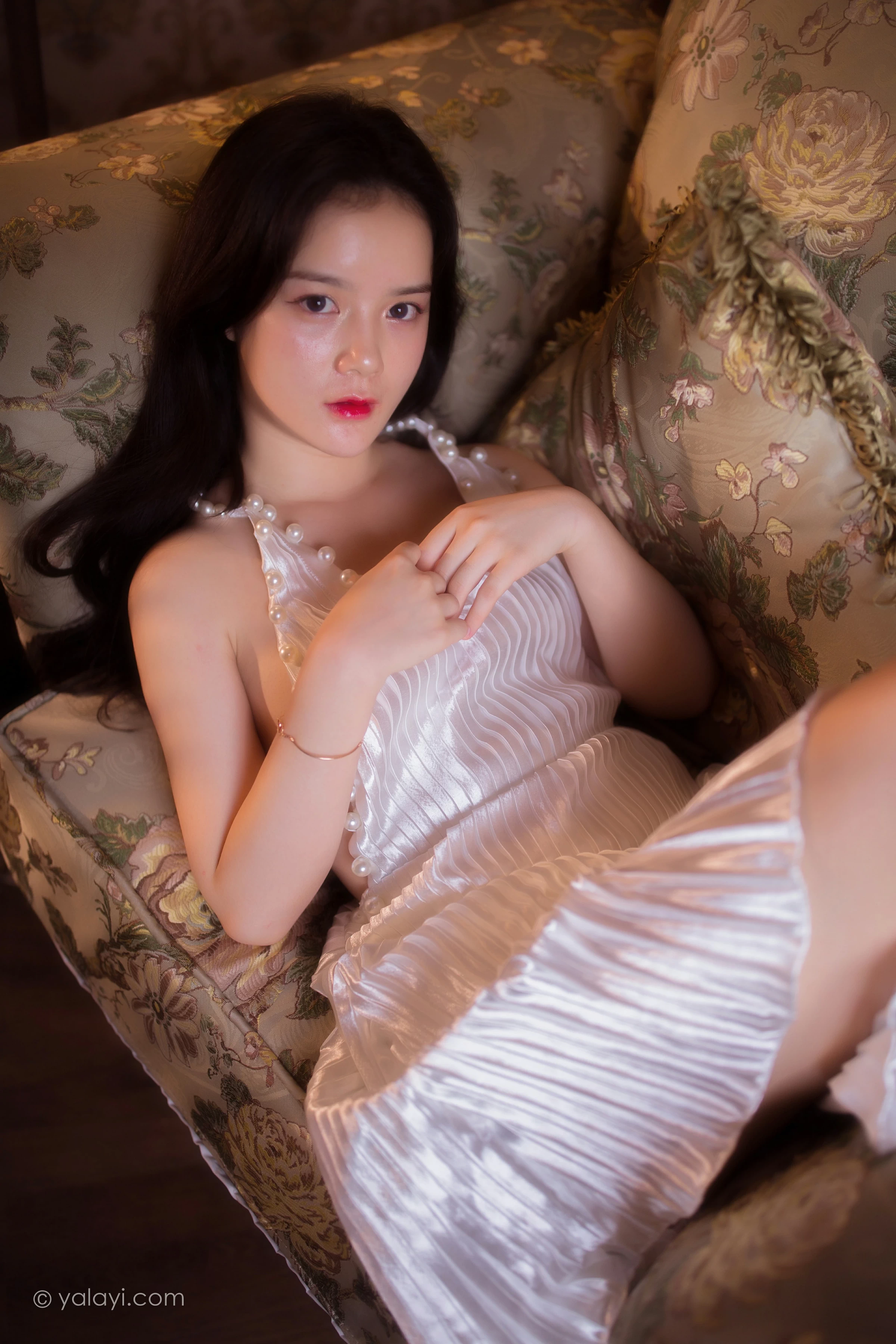 [YALAYI雅拉伊]NO.675 《月亮公主》 珍珠 白色吊脖裸背连衣裙性感私房写真集第9张