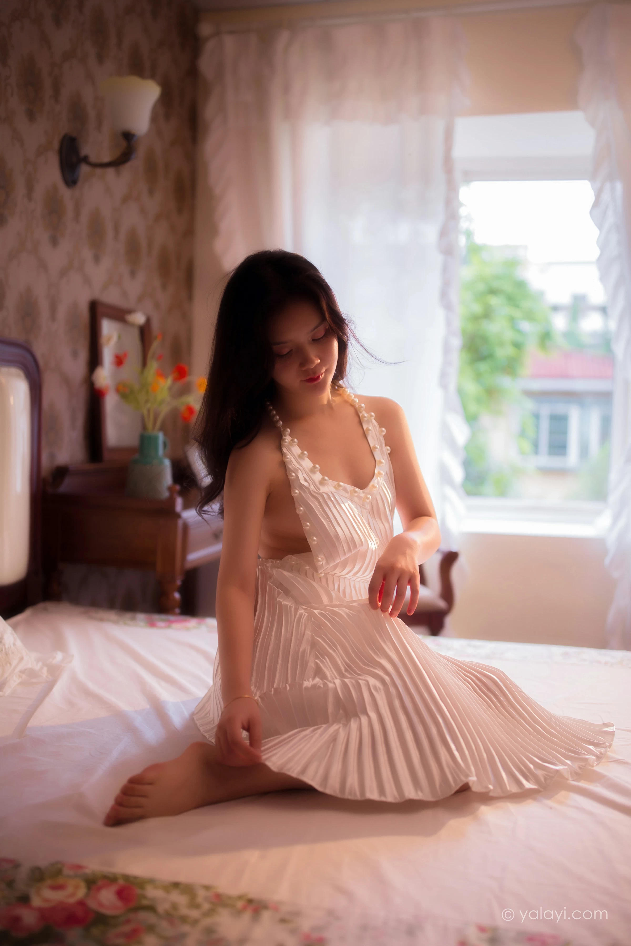 [YALAYI雅拉伊]NO.675 《月亮公主》 珍珠 白色吊脖裸背连衣裙性感私房写真集第12张