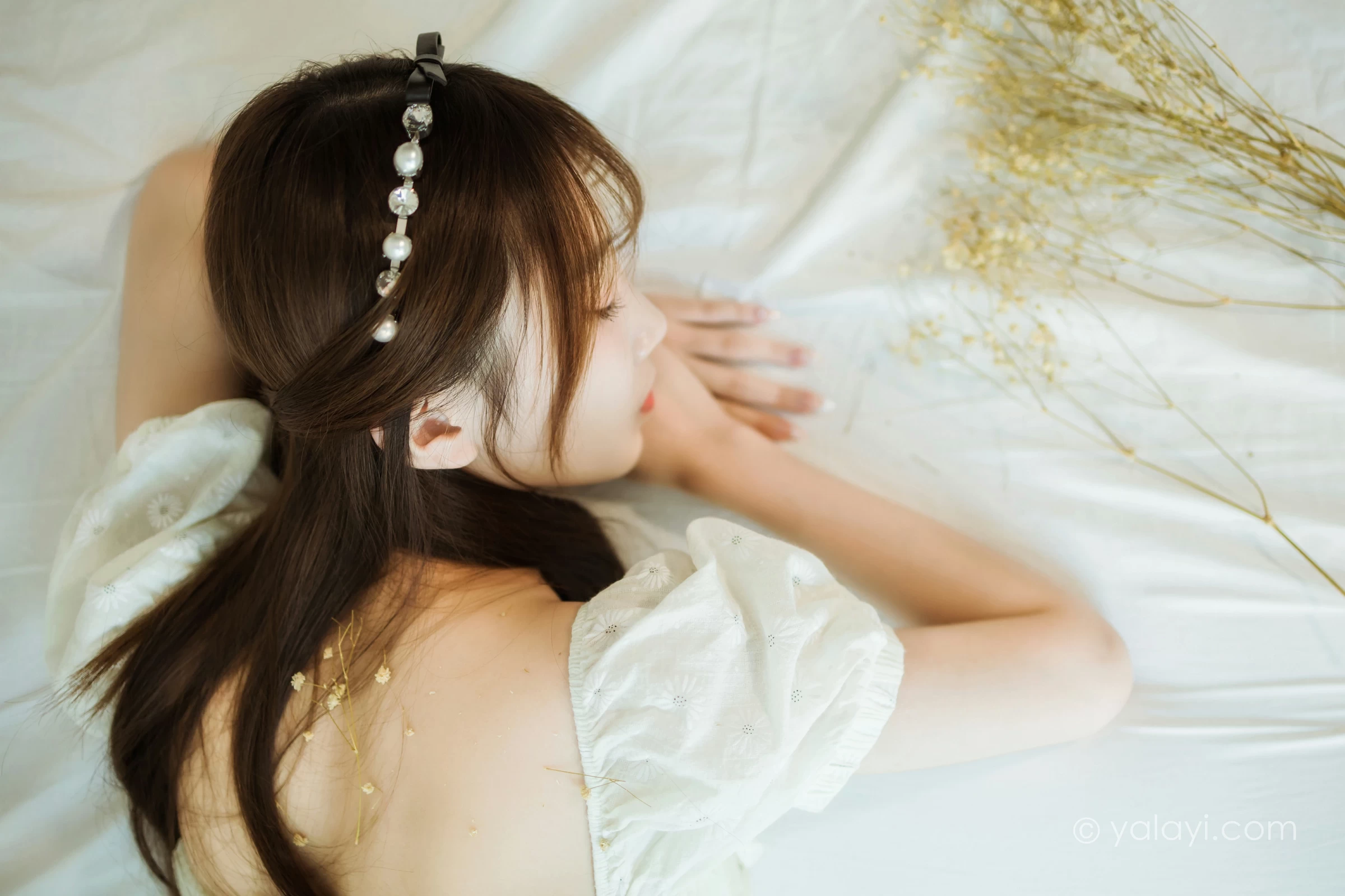 [YALAYI雅拉伊]NO.727 《甜美女友爱花艺》 小乔 白色裸背连衣裙居家写真第7张