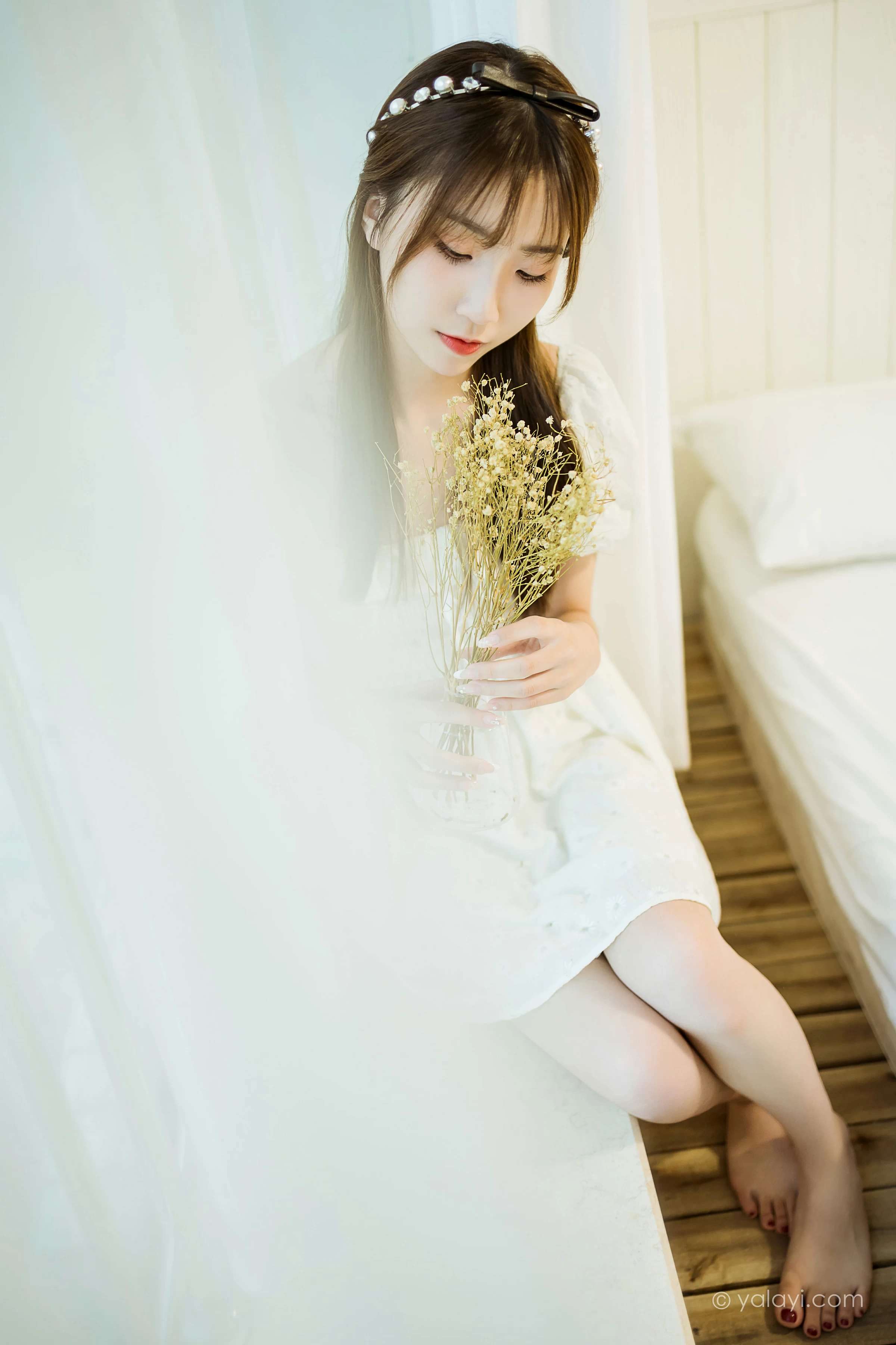 [YALAYI雅拉伊]NO.727 《甜美女友爱花艺》 小乔 白色裸背连衣裙居家写真第6张