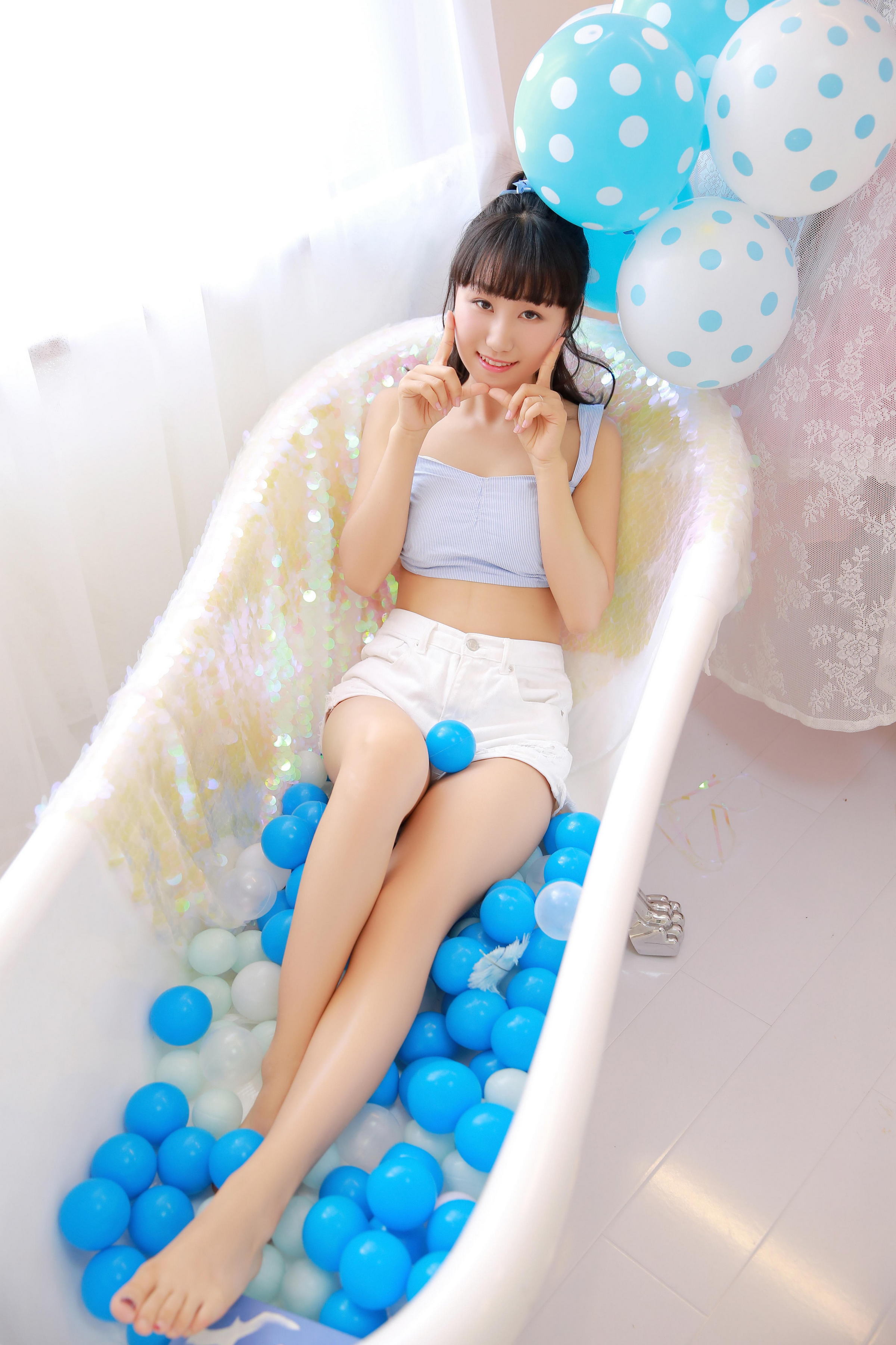 [YALAYI雅拉伊]2022.06.28 青春时光 阳光少女 白色短裤加小背心与粉色吊带蕾丝舞蹈裙清纯写真集第2张