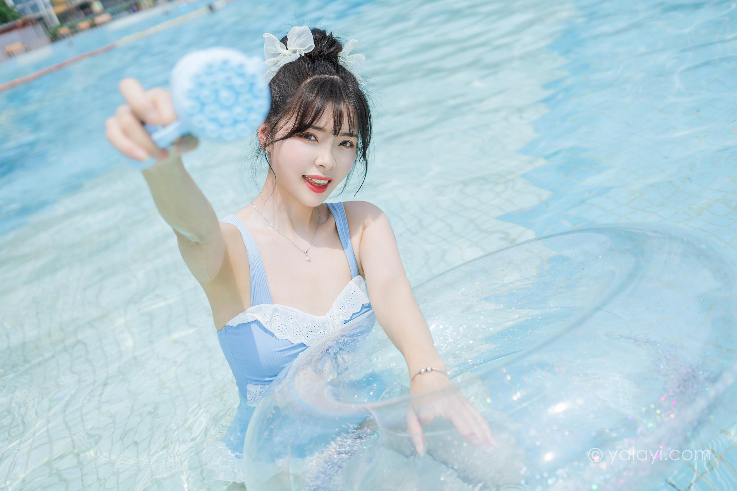 [YALAYI雅拉伊]2022.10.11 假日阳光 程小蝶 蓝色连体比基尼泳装性感写真集第9张