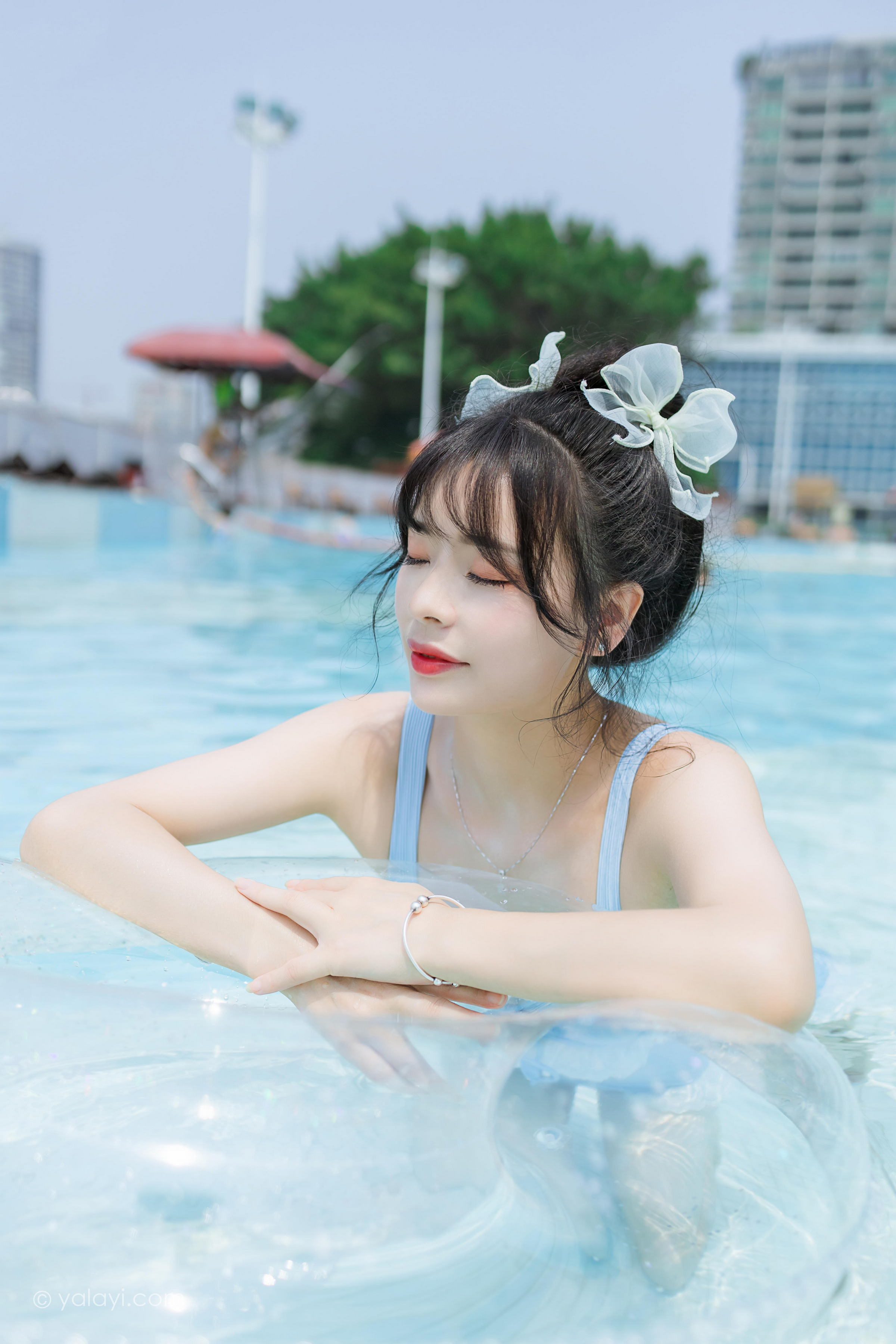 [YALAYI雅拉伊]2022.10.11 假日阳光 程小蝶 蓝色连体比基尼泳装性感写真集第13张