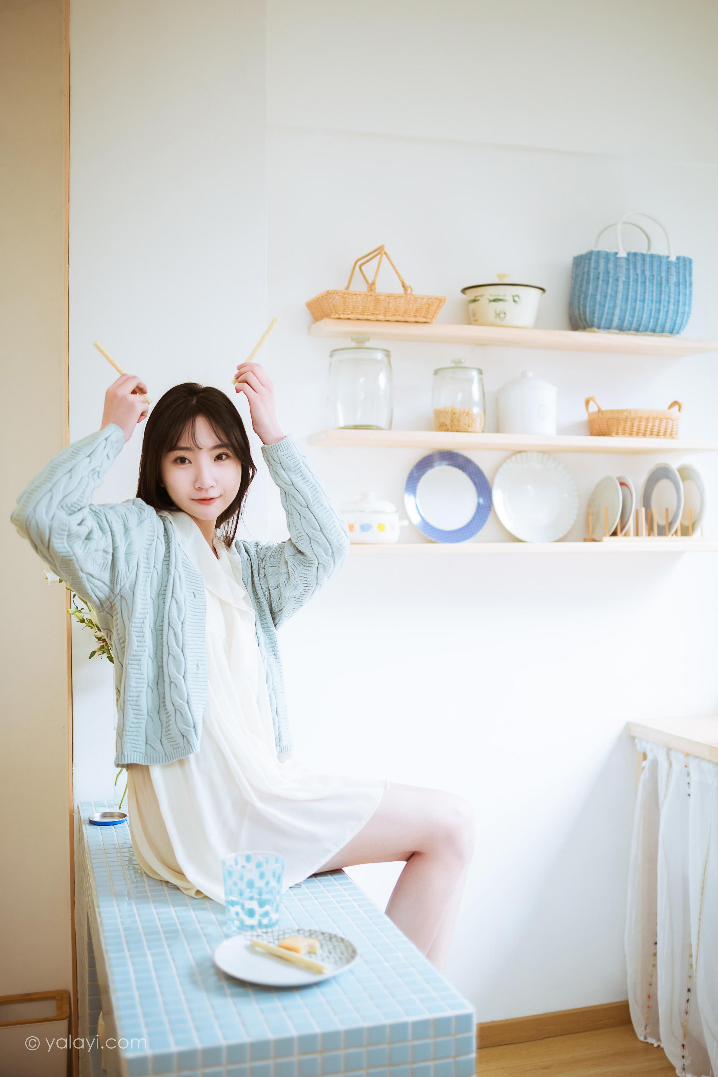 [YALAYI雅拉伊]2022.04.08 优雅永不过时 小乔 白色毛衣加连衣裙清纯写真集第9张