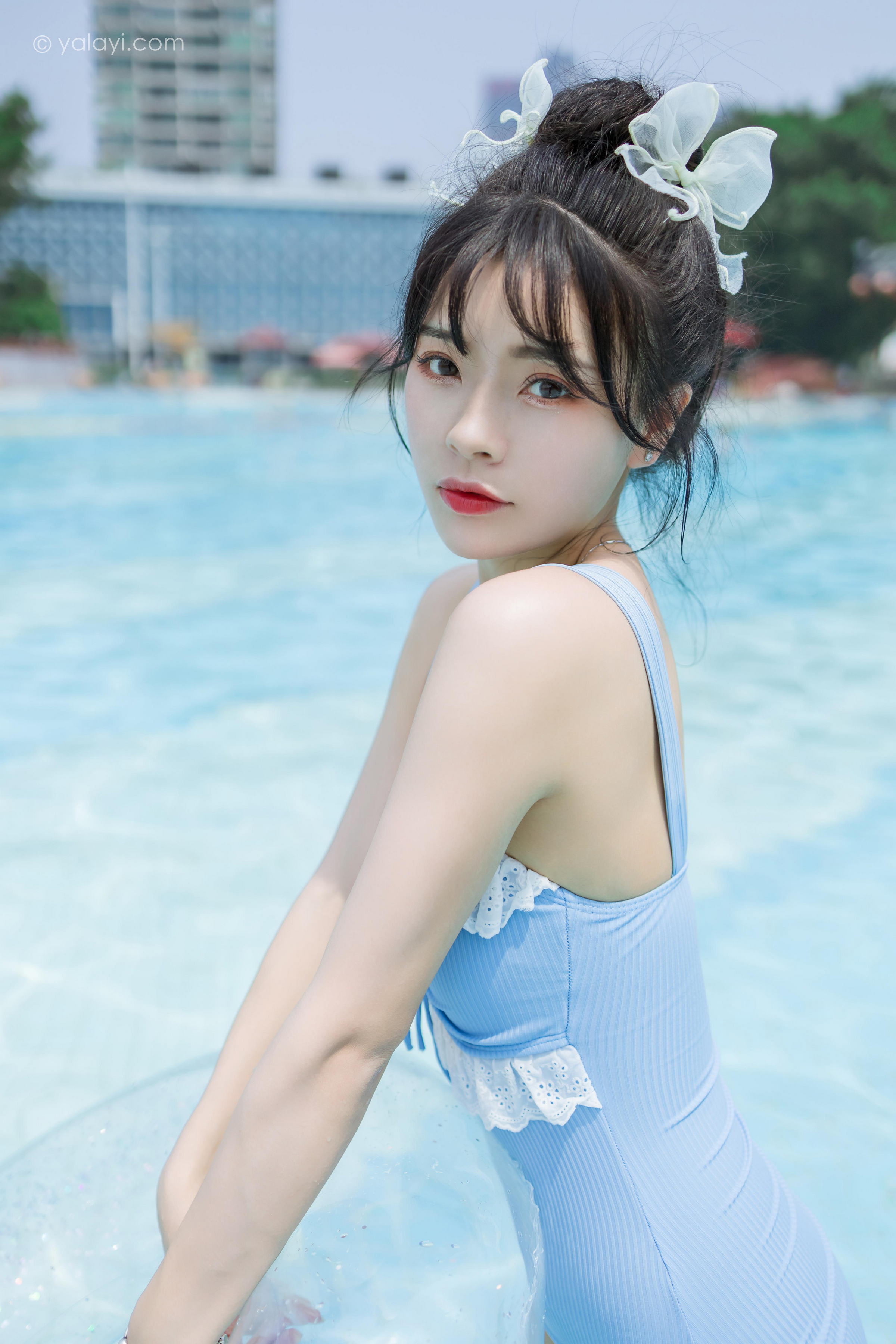 [YALAYI雅拉伊]2022.10.11 假日阳光 程小蝶 蓝色连体比基尼泳装性感写真集第8张