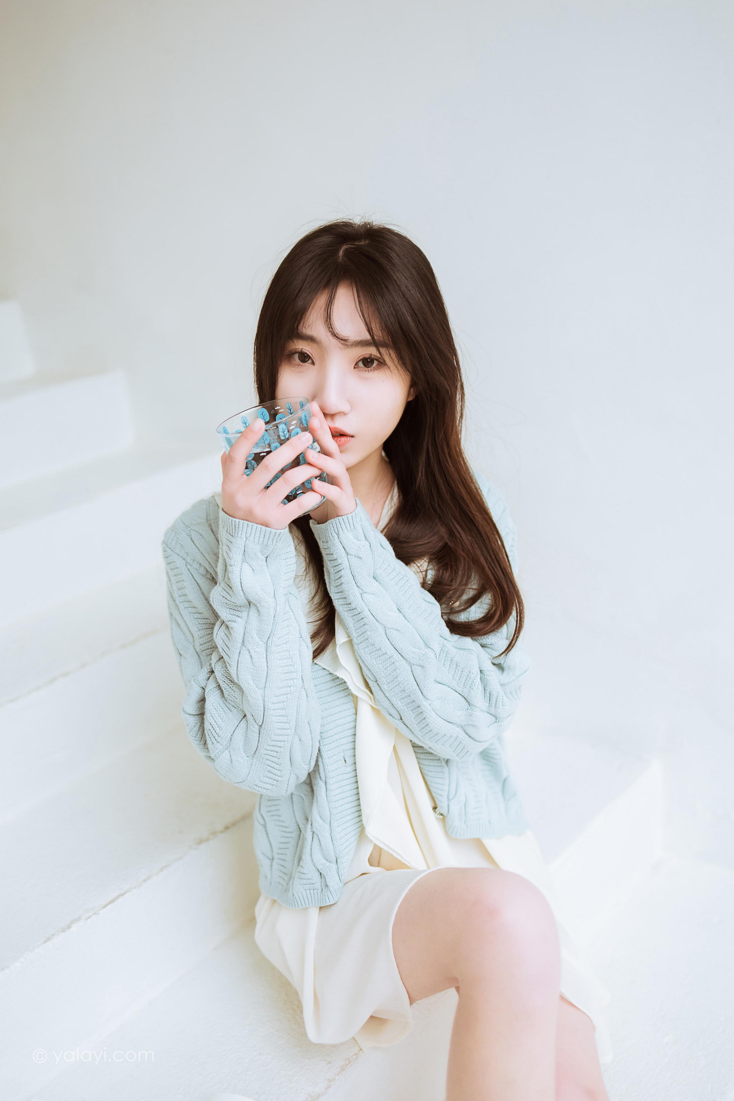 [YALAYI雅拉伊]2022.04.08 优雅永不过时 小乔 白色毛衣加连衣裙清纯写真集第12张