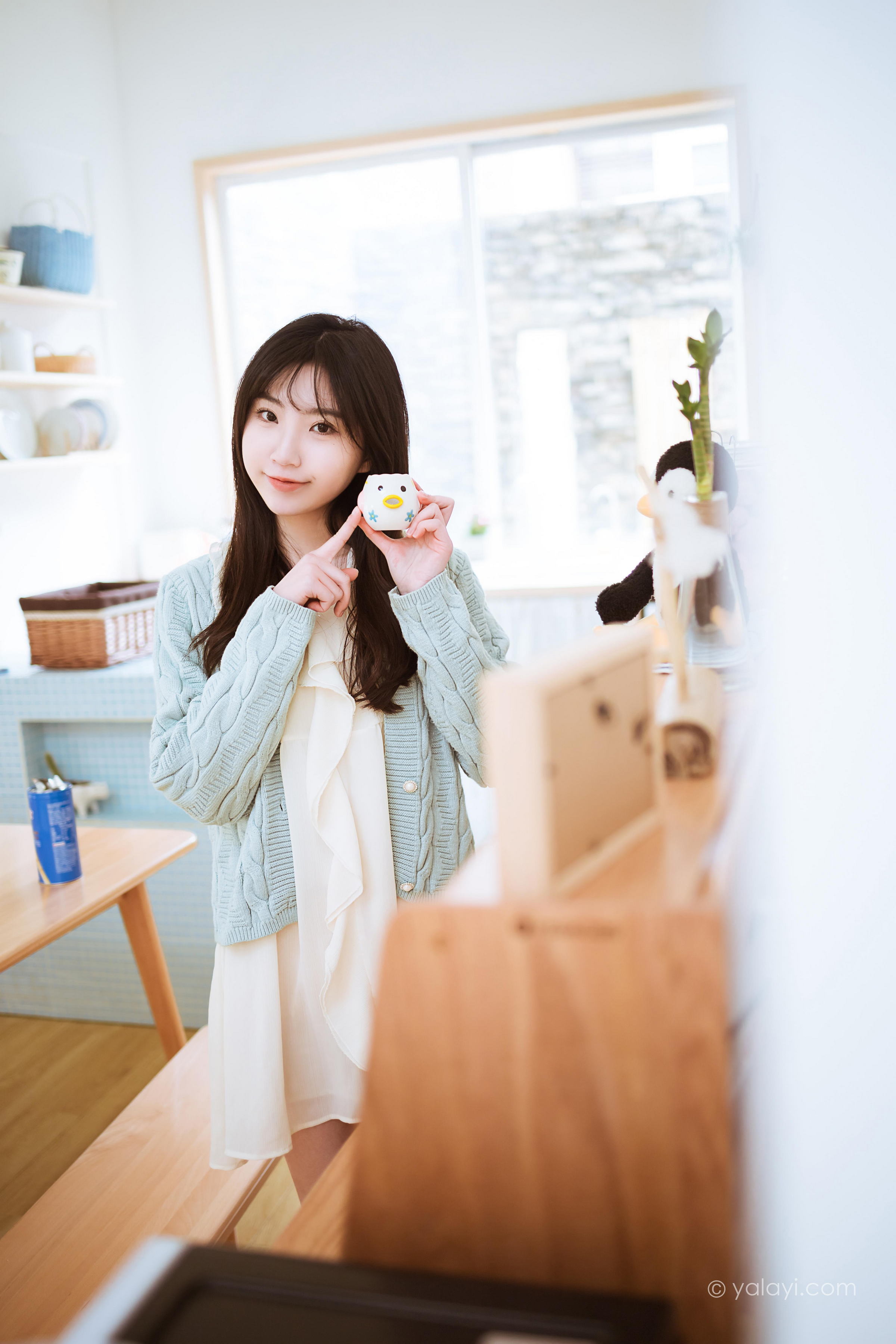 [YALAYI雅拉伊]2022.04.08 优雅永不过时 小乔 白色毛衣加连衣裙清纯写真集第7张