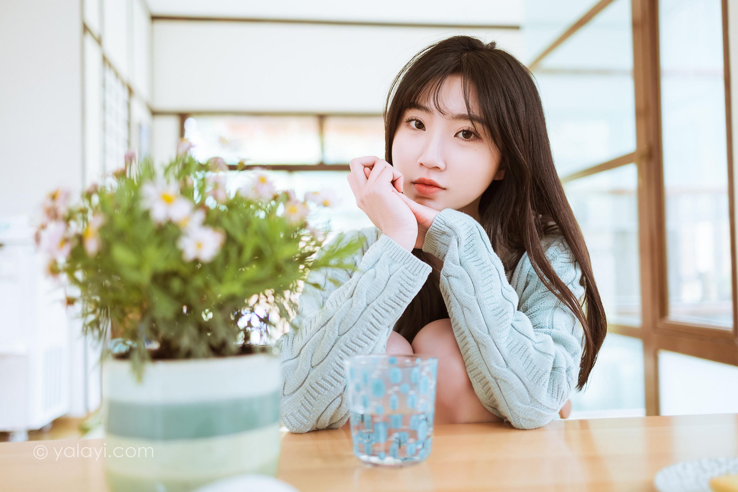 [YALAYI雅拉伊]2022.04.08 优雅永不过时 小乔 白色毛衣加连衣裙清纯写真集第8张