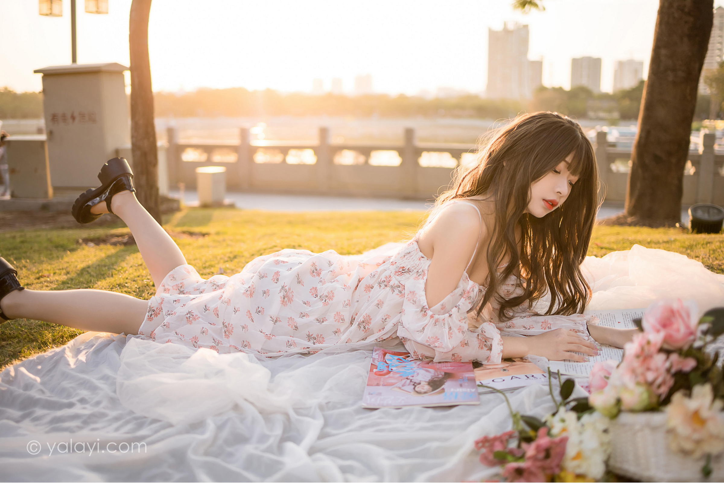 [YALAYI雅拉伊]2022.02.16 希望的阳光 阿禾 白色透视吊带连衣裙公园休闲写真集第6张