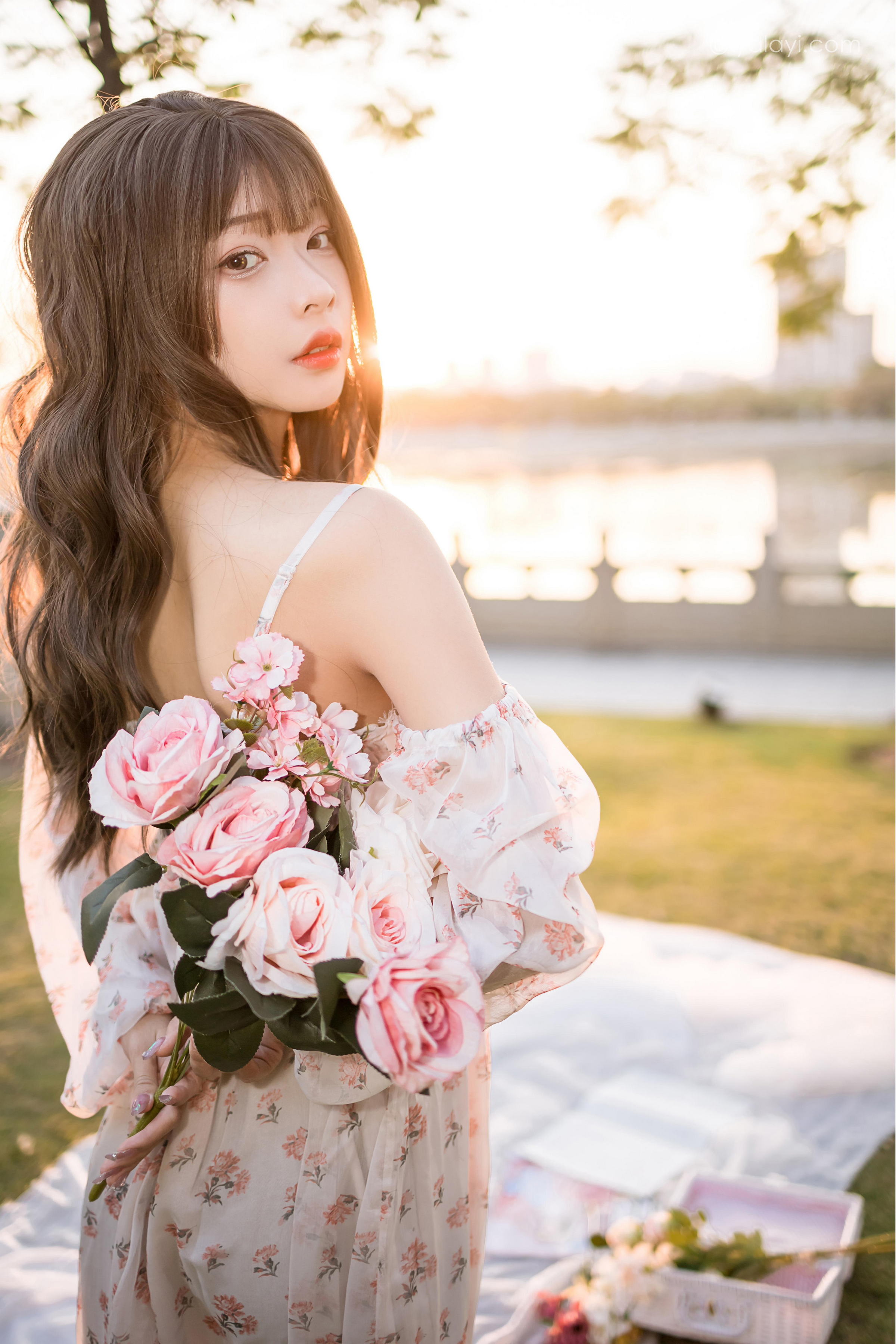 [YALAYI雅拉伊]2022.02.16 希望的阳光 阿禾 白色透视吊带连衣裙公园休闲写真集第12张