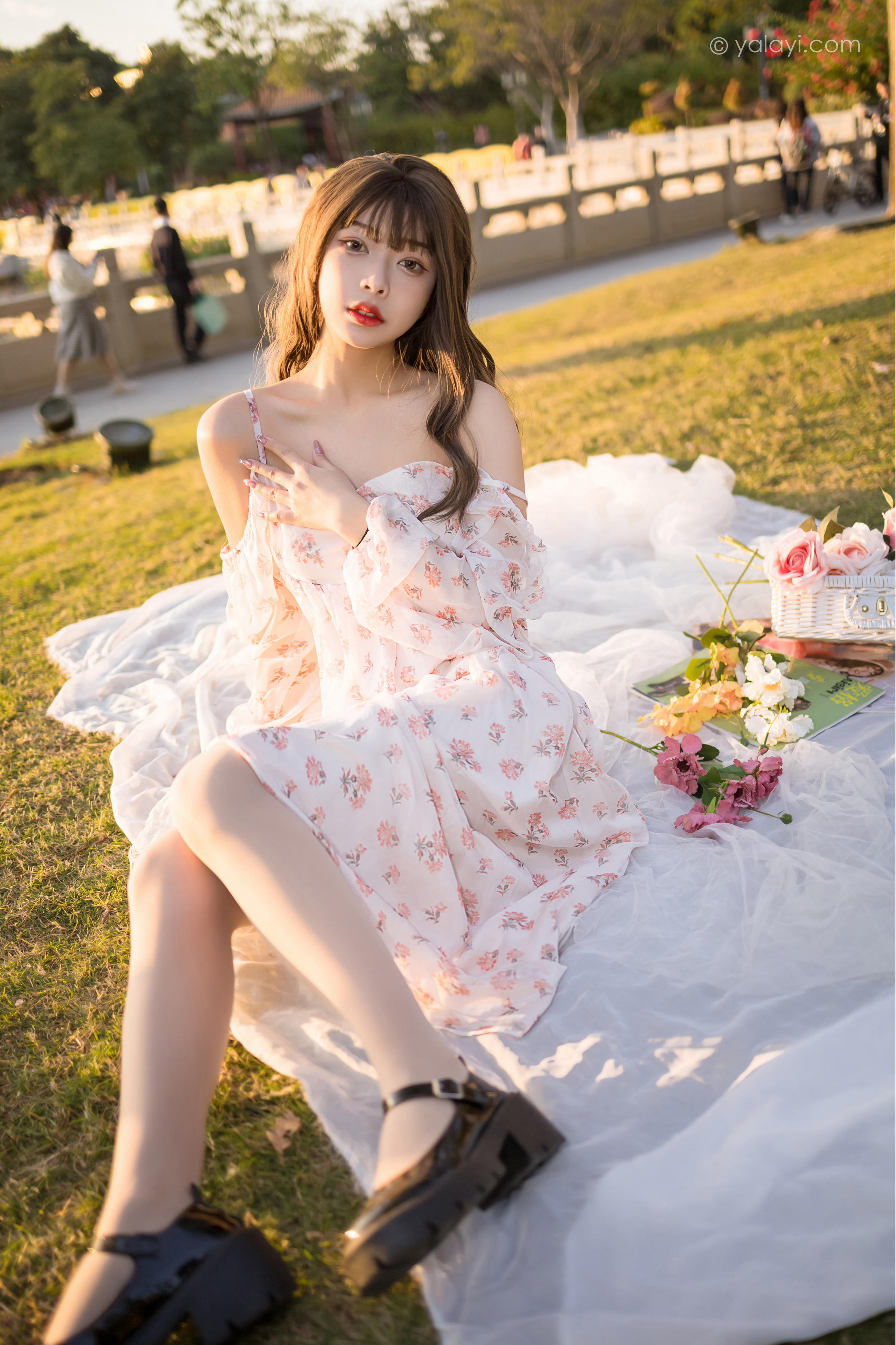 [YALAYI雅拉伊]2022.02.16 希望的阳光 阿禾 白色透视吊带连衣裙公园休闲写真集第3张