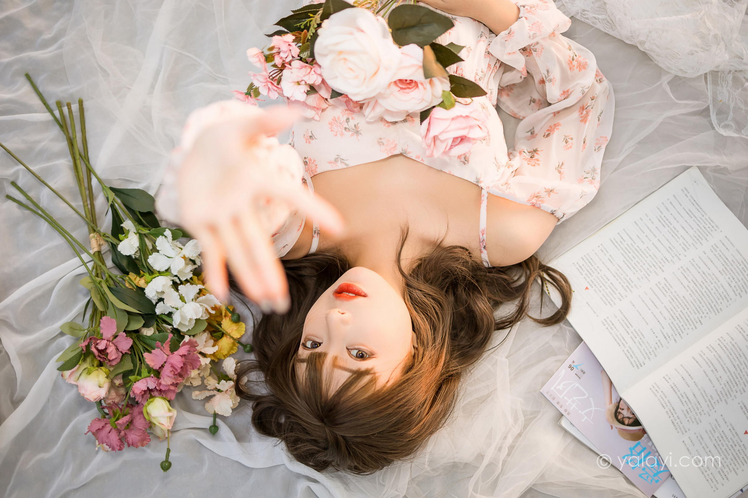 [YALAYI雅拉伊]2022.02.16 希望的阳光 阿禾 白色透视吊带连衣裙公园休闲写真集第14张